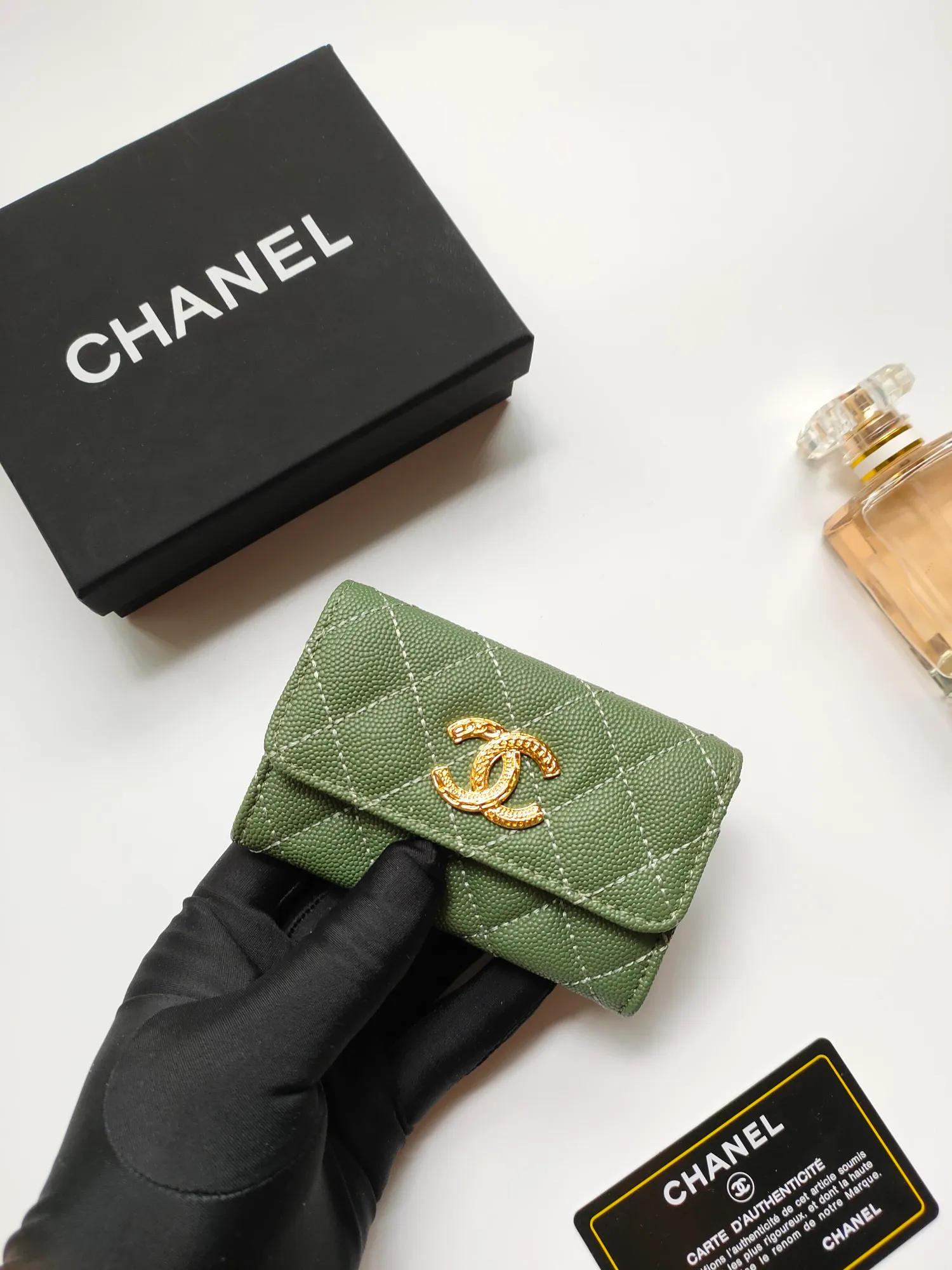 💰140💰 Model AP6118 CHANEL 22k embossed hardware, new double C large lgo with exquisite replica flavor, very beautiful, official website 2023 latest 🆕Card holder Caviar medium ball grain cowhide is scratch-resistant, super glossy, no problem to put about 10 cards, one card can be placed in the cover card slot, and cards + coins can also be placed in the middle It is troublesome to carry a bag that is too big in summer, so it is suitable to put it in a mini bag, which is also convenient to carry in your pocket😍