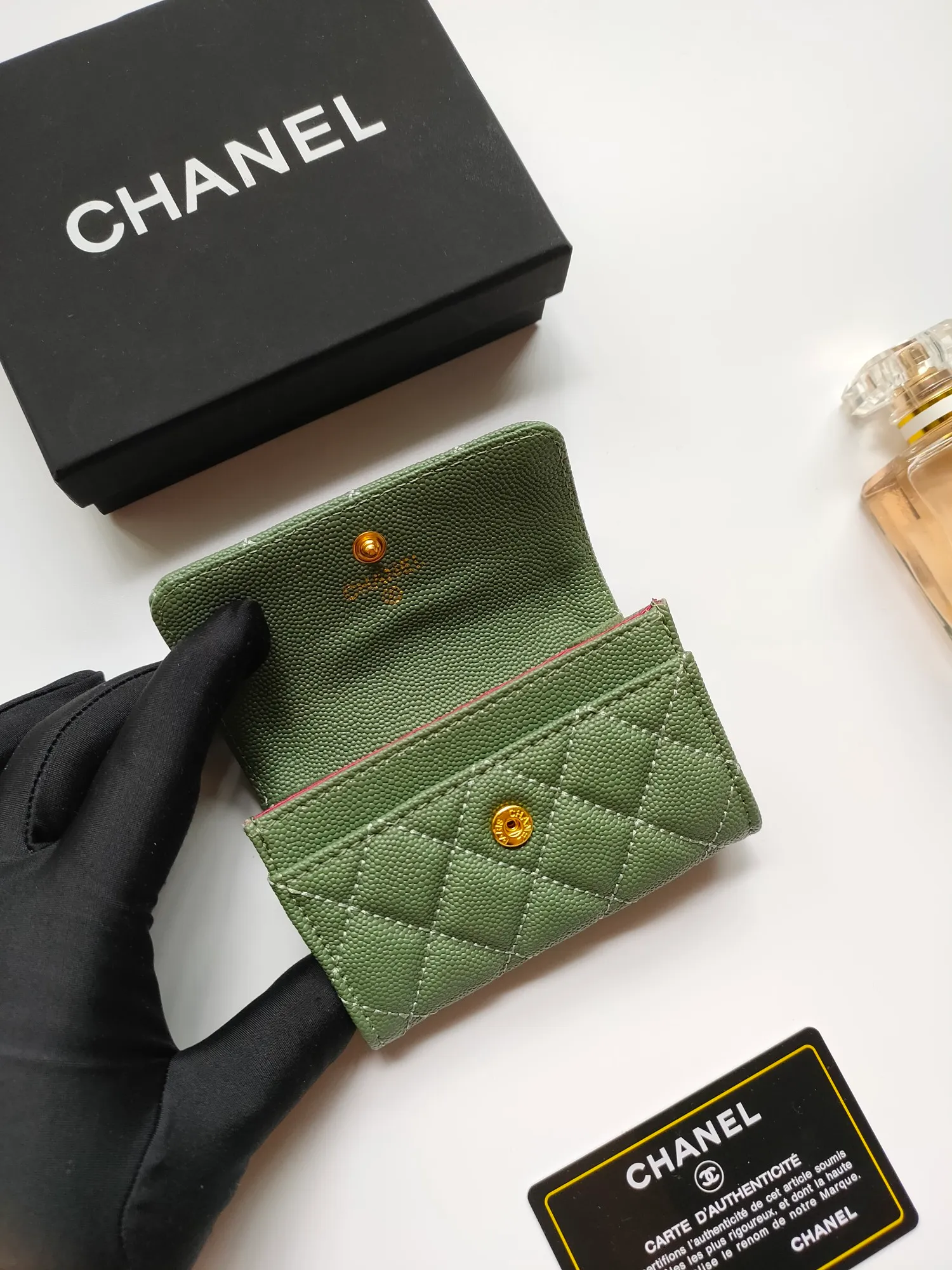 💰140💰 Model AP6118 CHANEL 22k embossed hardware, new double C large lgo with exquisite replica flavor, very beautiful, official website 2023 latest 🆕Card holder Caviar medium ball grain cowhide is scratch-resistant, super glossy, no problem to put about 10 cards, one card can be placed in the cover card slot, and cards + coins can also be placed in the middle It is troublesome to carry a bag that is too big in summer, so it is suitable to put it in a mini bag, which is also convenient to carry in your pocket😍