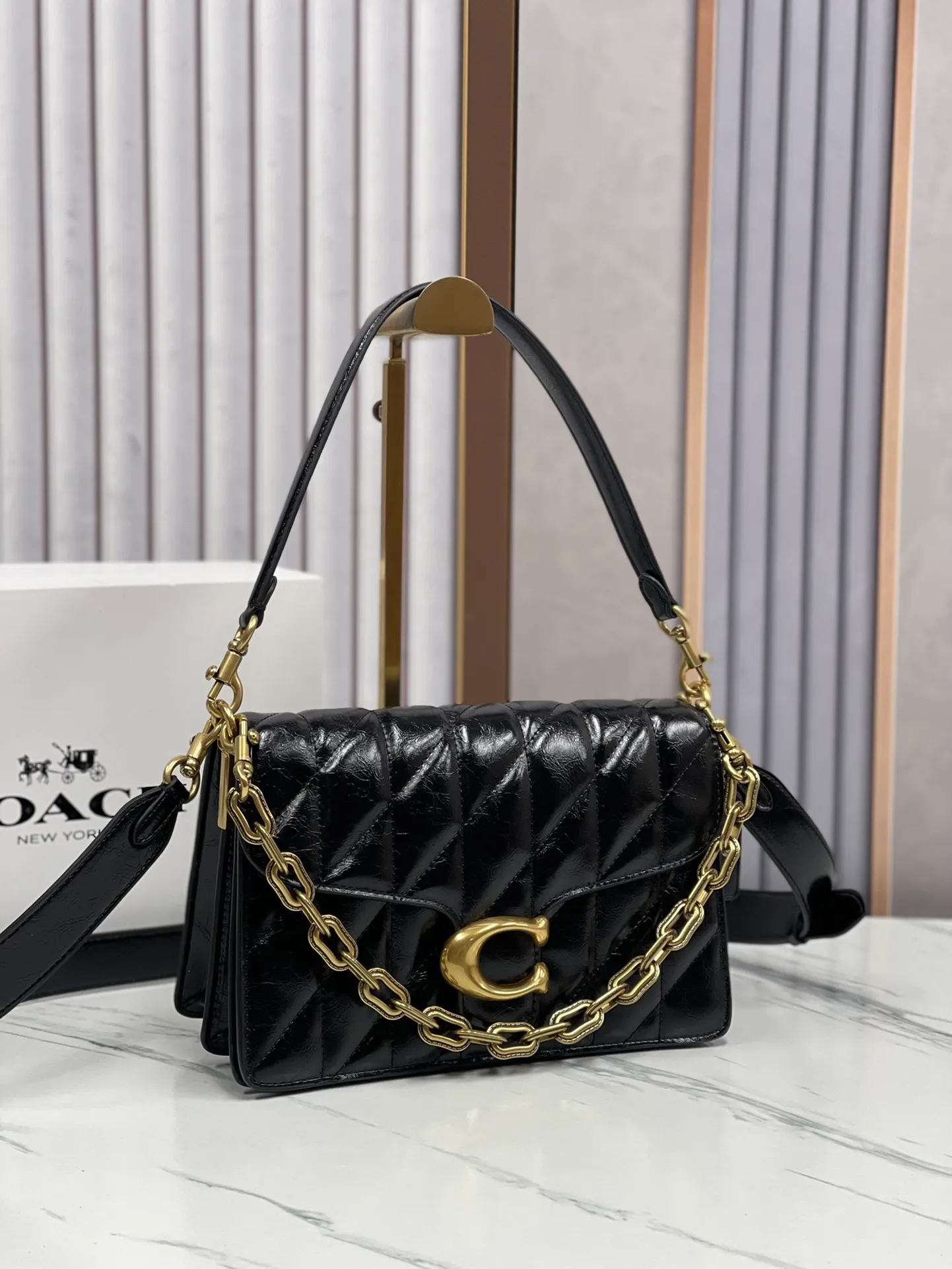 P520💰New product in December chaintabby model CAF55 waxed cowhide, added internal compartment, cover is soft and casual, multi-layered super packaging, super practical, three shoulder straps and chains can create a variety of styles, size 26:16.5*8.5