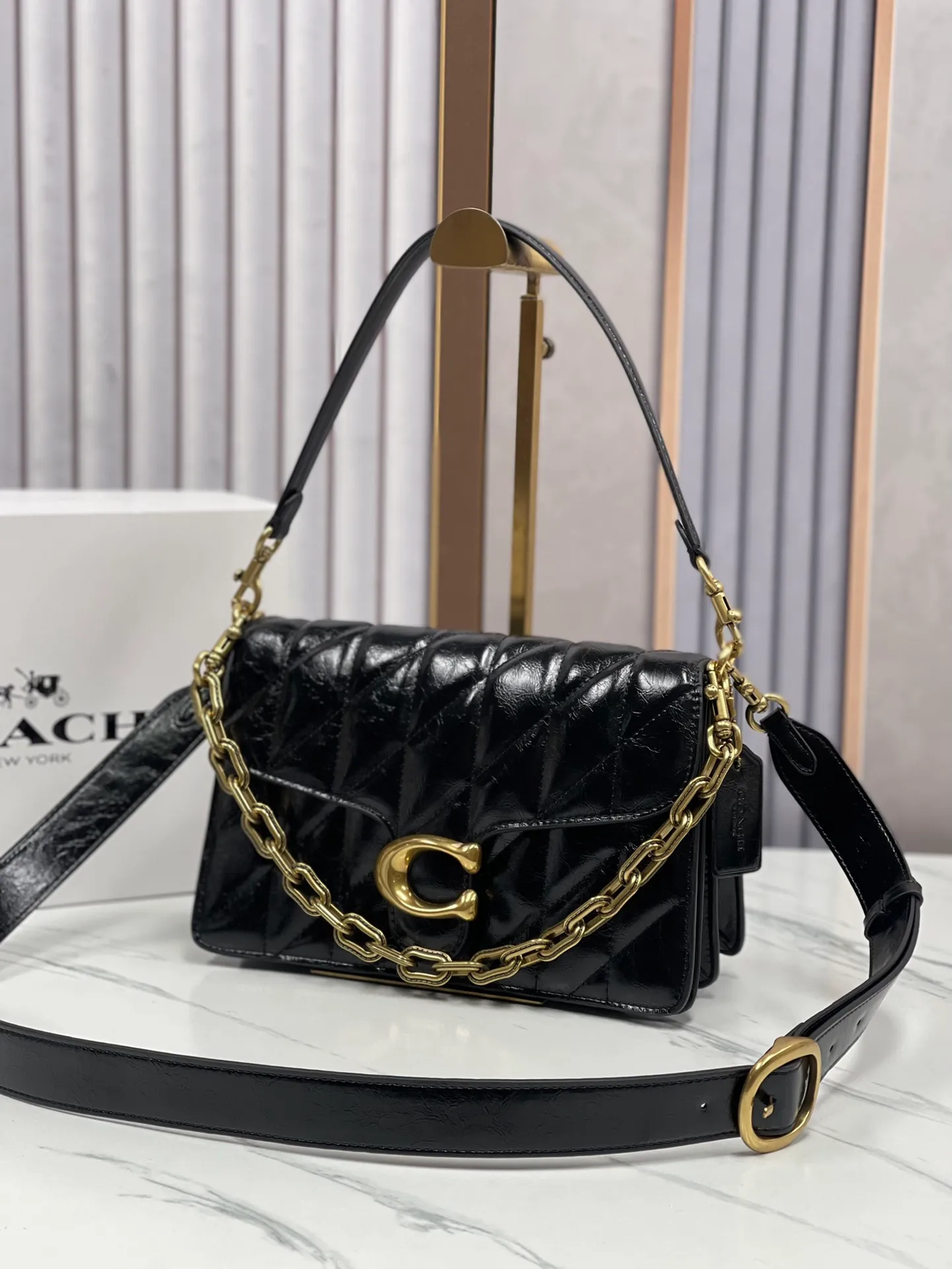 P520💰New product in December chaintabby model CAF55 waxed cowhide, added internal compartment, cover is soft and casual, multi-layered super packaging, super practical, three shoulder straps and chains can create a variety of styles, size 26:16.5*8.5