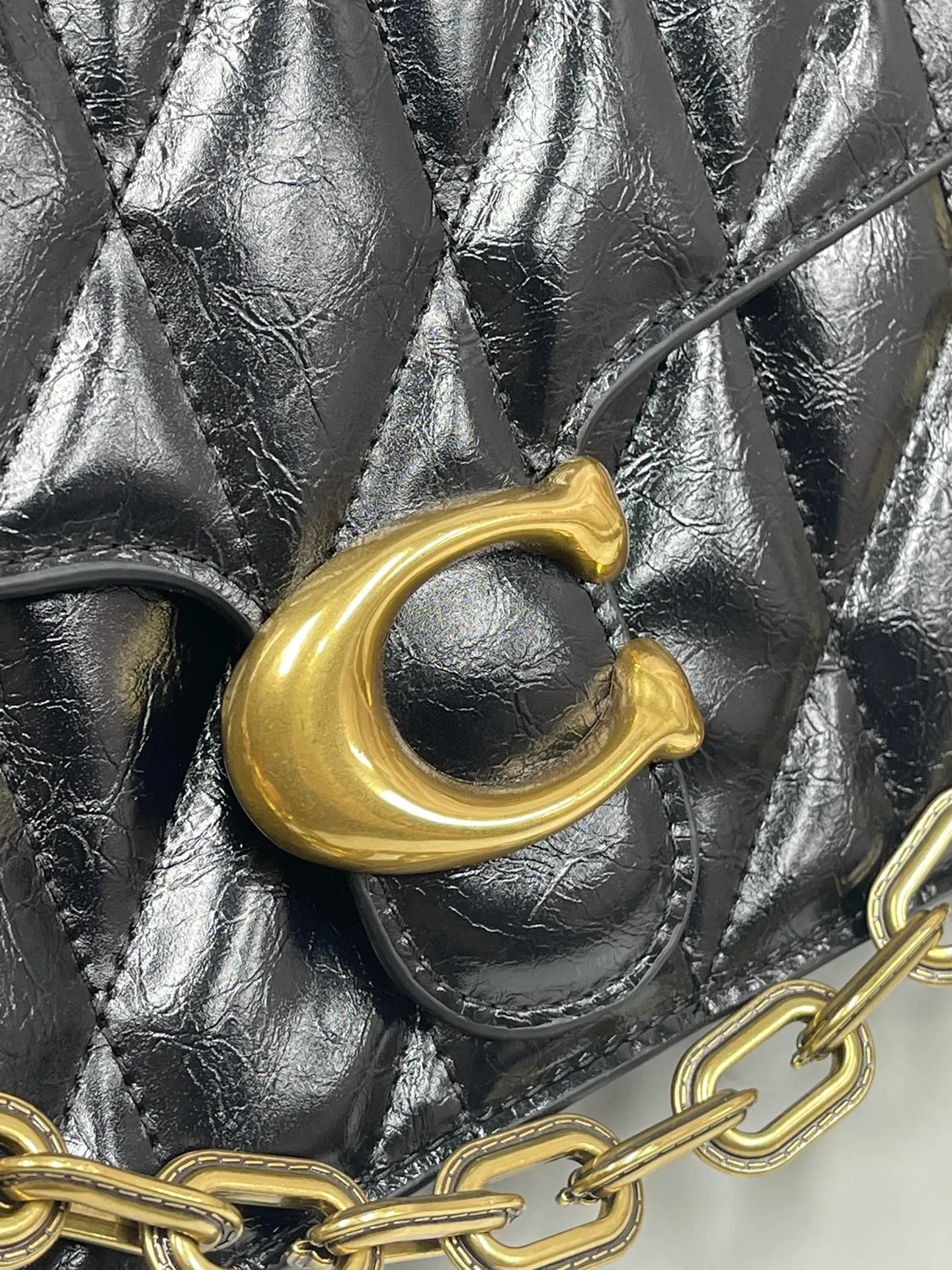 P520💰New product in December chaintabby model CAF55 waxed cowhide, added internal compartment, cover is soft and casual, multi-layered super packaging, super practical, three shoulder straps and chains can create a variety of styles, size 26:16.5*8.5