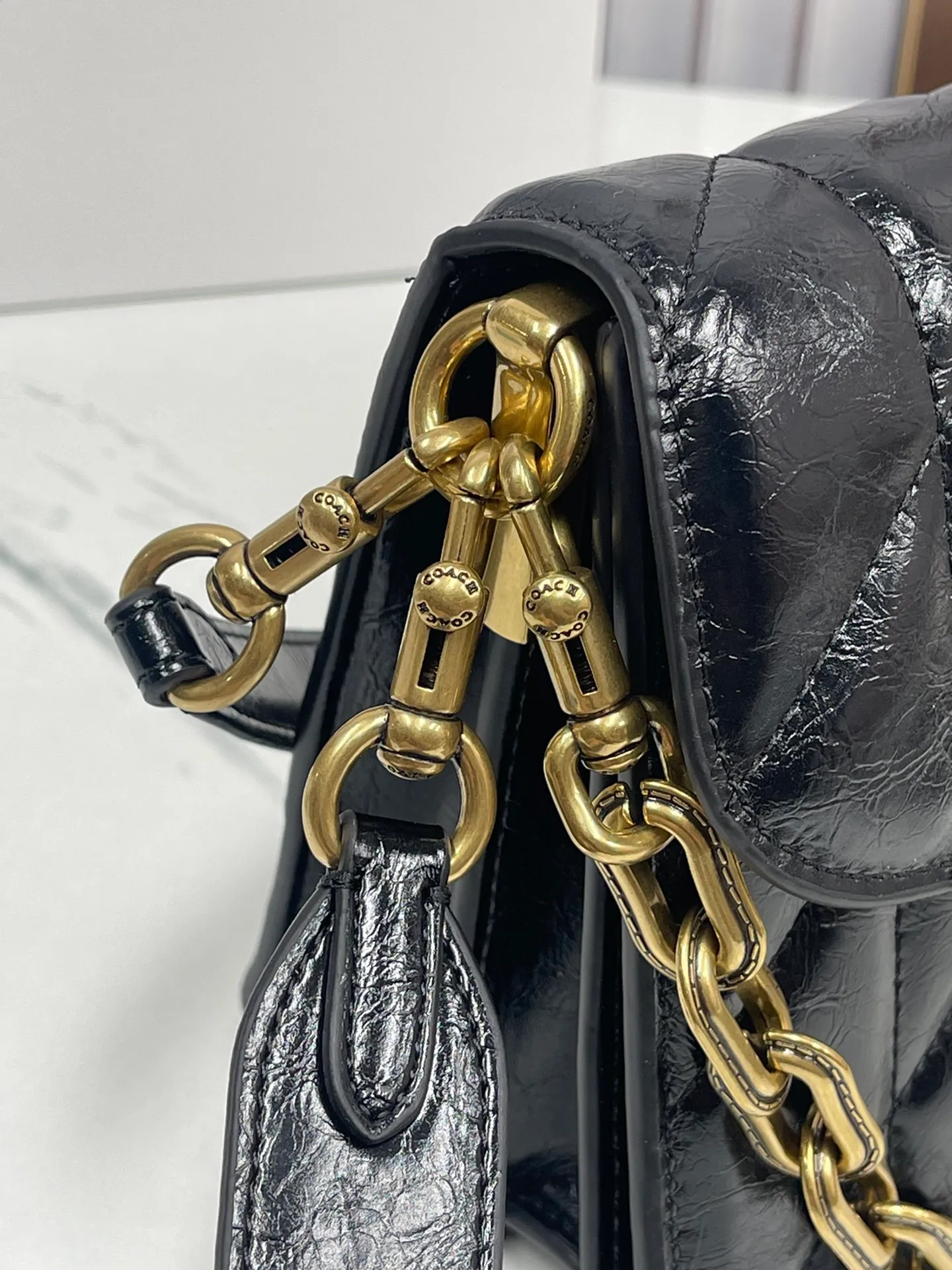 P520💰New product in December chaintabby model CAF55 waxed cowhide, added internal compartment, cover is soft and casual, multi-layered super packaging, super practical, three shoulder straps and chains can create a variety of styles, size 26:16.5*8.5