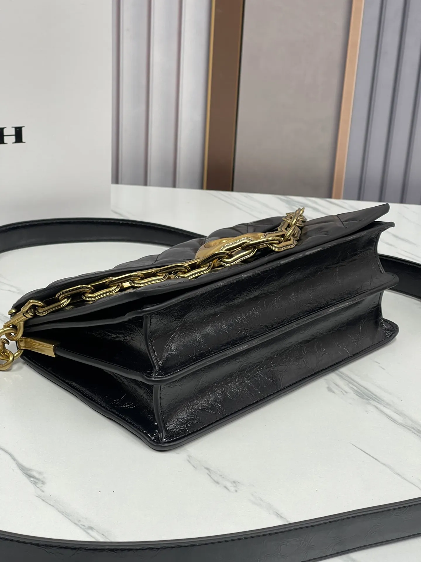 P520💰New product in December chaintabby model CAF55 waxed cowhide, added internal compartment, cover is soft and casual, multi-layered super packaging, super practical, three shoulder straps and chains can create a variety of styles, size 26:16.5*8.5