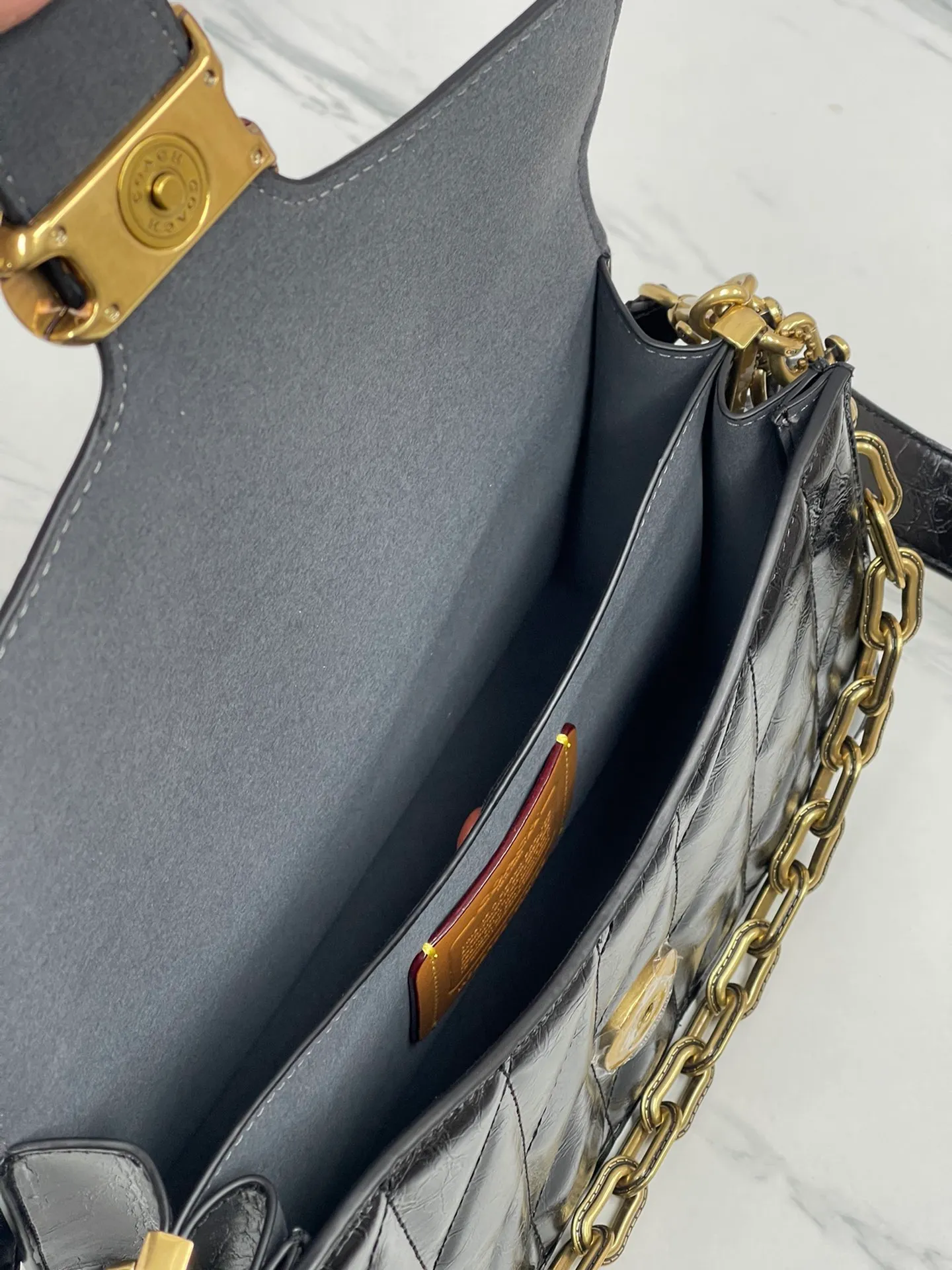 P520💰New product in December chaintabby model CAF55 waxed cowhide, added internal compartment, cover is soft and casual, multi-layered super packaging, super practical, three shoulder straps and chains can create a variety of styles, size 26:16.5*8.5