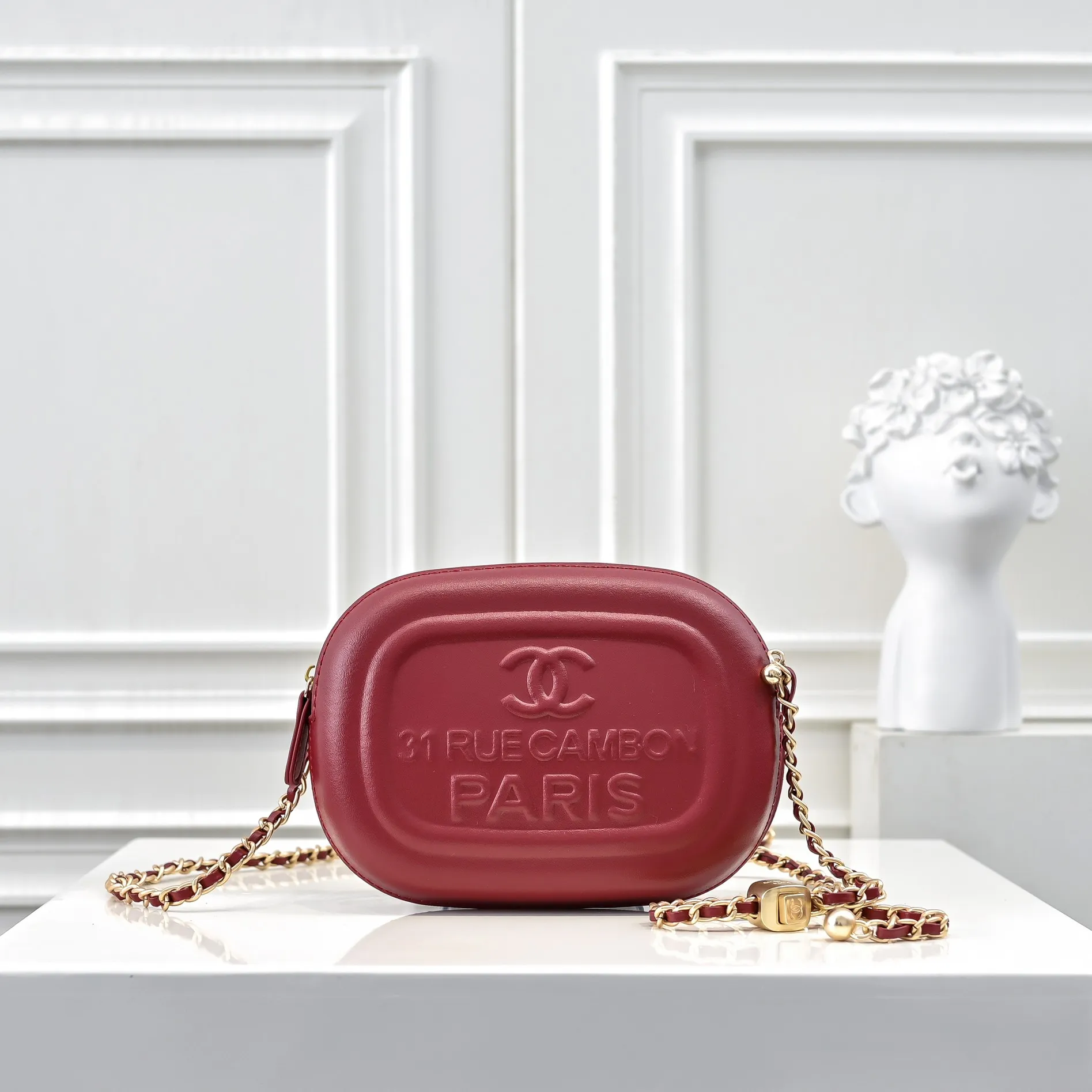 💰380￥CHANEL25C early spring vacation series. Gold fan camera bag. I love this one. The shape is the embossed character design style. I like the versatile object. It is really wow. It is so beautiful. It is a Xiangjia bag that looks small but can hold mobile phone keys, lipstick, powder, card, money, and is just the finishing touch to the whole body look. Size: 18x13cm, style number: 669