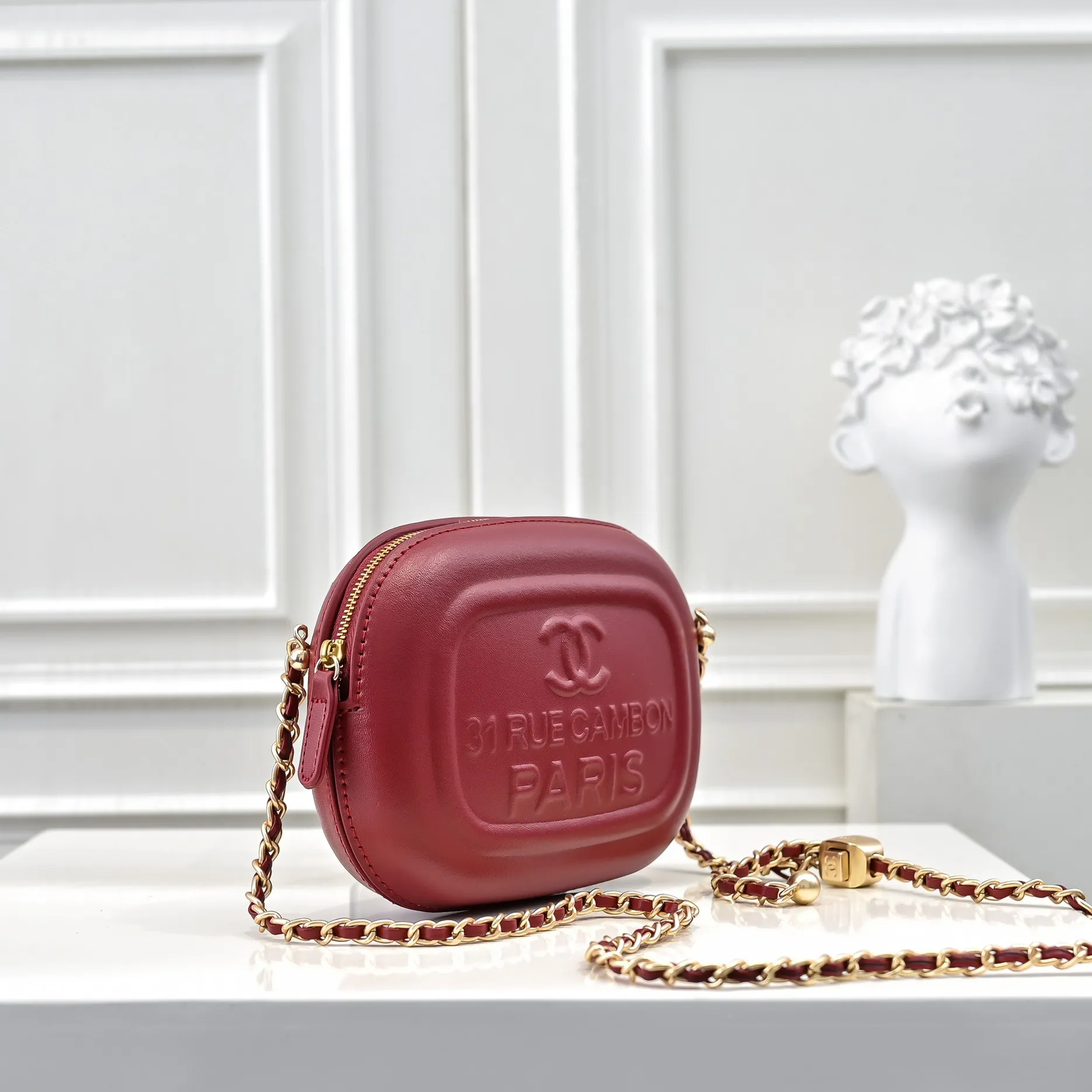 💰380￥CHANEL25C early spring vacation series. Gold fan camera bag. I love this one. The shape is the embossed character design style. I like the versatile object. It is really wow. It is so beautiful. It is a Xiangjia bag that looks small but can hold mobile phone keys, lipstick, powder, card, money, and is just the finishing touch to the whole body look. Size: 18x13cm, style number: 669