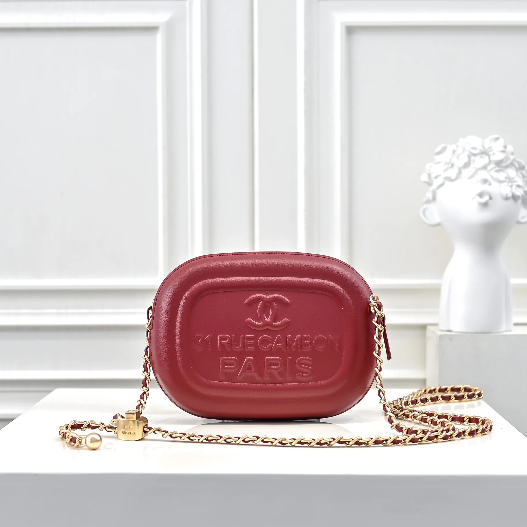 💰380￥CHANEL25C early spring vacation series. Gold fan camera bag. I love this one. The shape is the embossed character design style. I like the versatile object. It is really wow. It is so beautiful. It is a Xiangjia bag that looks small but can hold mobile phone keys, lipstick, powder, card, money, and is just the finishing touch to the whole body look. Size: 18x13cm, style number: 669