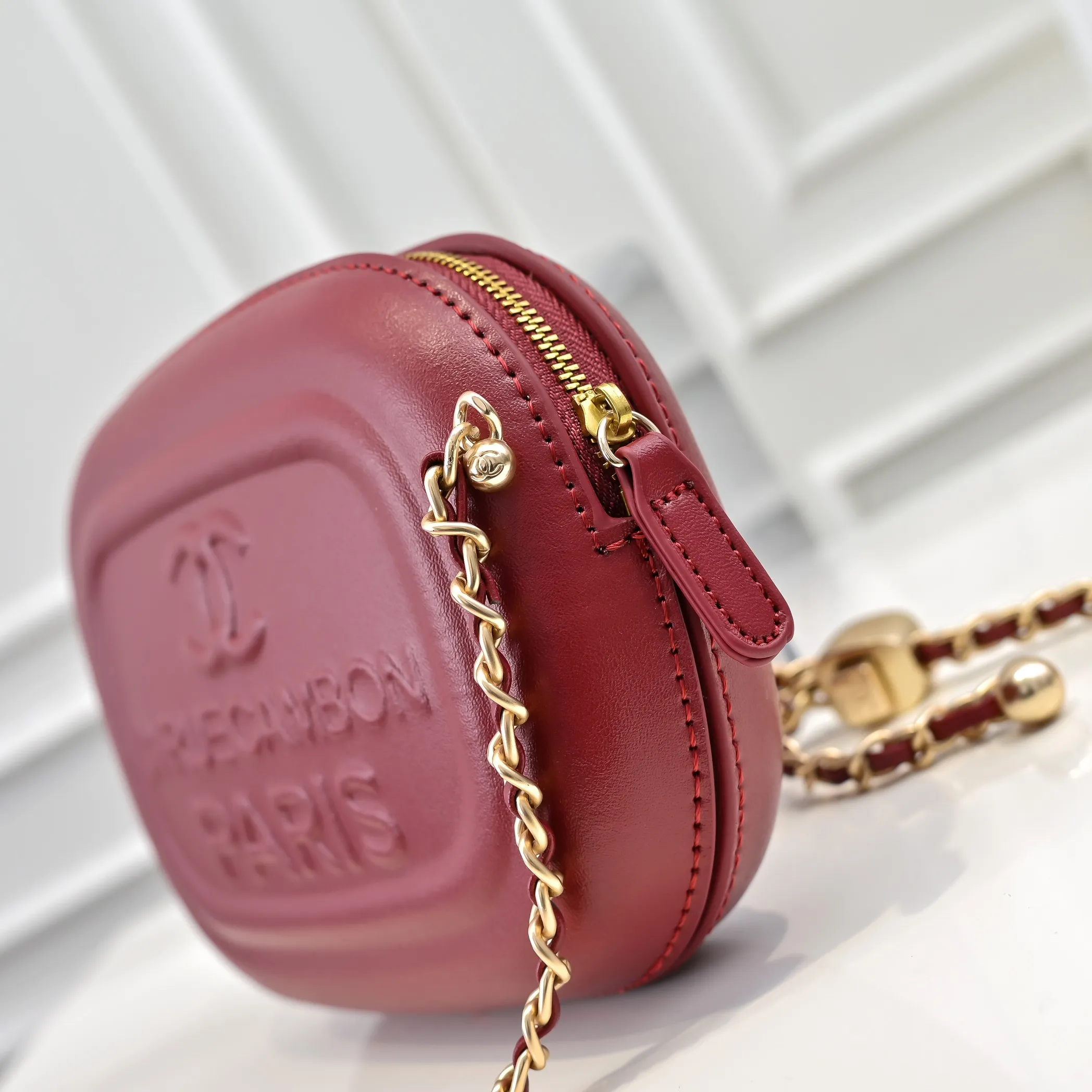 💰380￥CHANEL25C early spring vacation series. Gold fan camera bag. I love this one. The shape is the embossed character design style. I like the versatile object. It is really wow. It is so beautiful. It is a Xiangjia bag that looks small but can hold mobile phone keys, lipstick, powder, card, money, and is just the finishing touch to the whole body look. Size: 18x13cm, style number: 669
