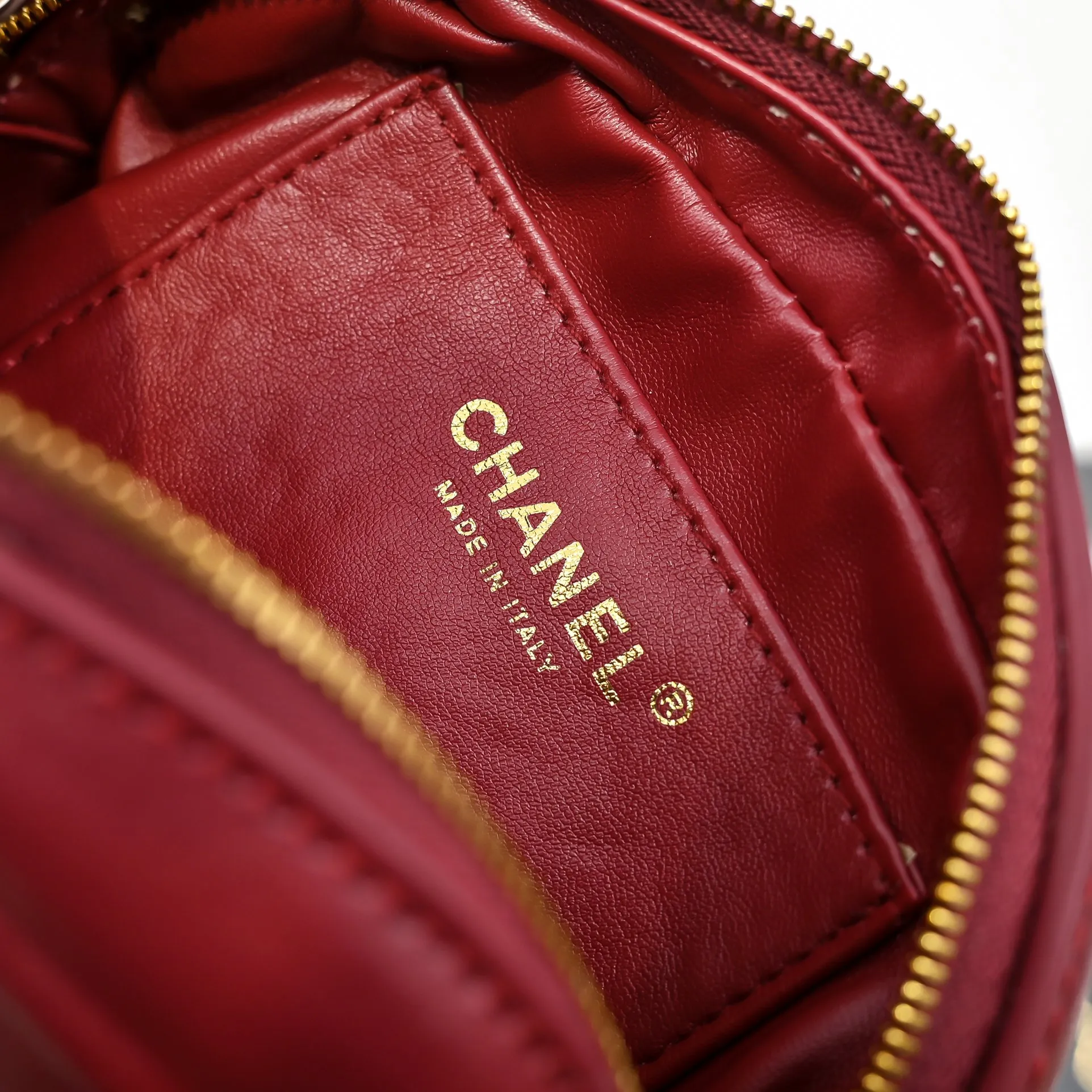 💰380￥CHANEL25C early spring vacation series. Gold fan camera bag. I love this one. The shape is the embossed character design style. I like the versatile object. It is really wow. It is so beautiful. It is a Xiangjia bag that looks small but can hold mobile phone keys, lipstick, powder, card, money, and is just the finishing touch to the whole body look. Size: 18x13cm, style number: 669