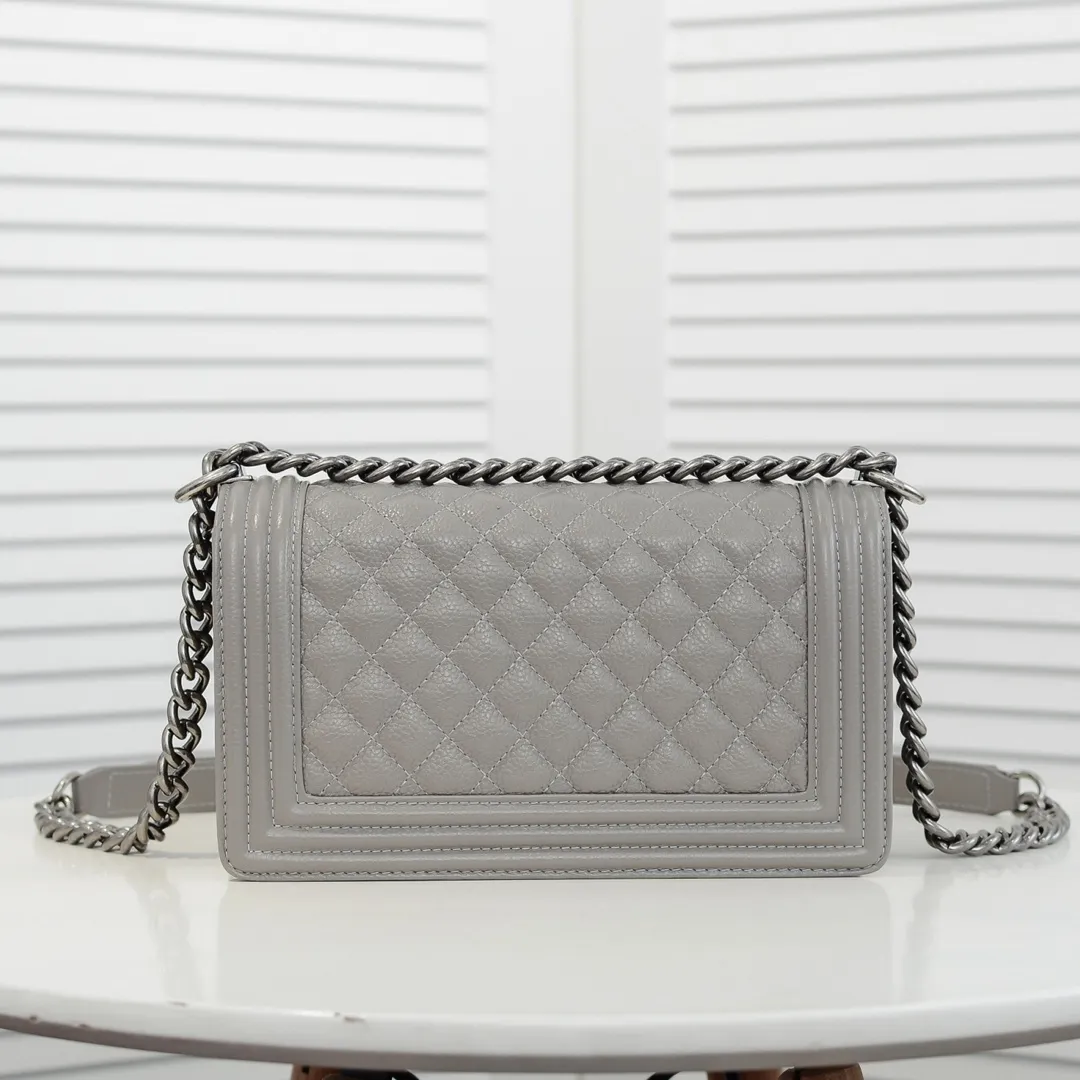 💰460￥ "Full leather inside and out with original hardware" Chanel👑 Using imported first-layer cowhide with lychee pattern [color] [lightning] thickened electroplated hardware accessories🌈The workmanship is comparable to the original order💪The bottom can be pinched and rebounded without trace, absolutely spot-on and real-life, fashionable and durable💪💪High-end quality, no pressure in and out of the drill cabinet💏, size 25*15*8cm Style number: 67086