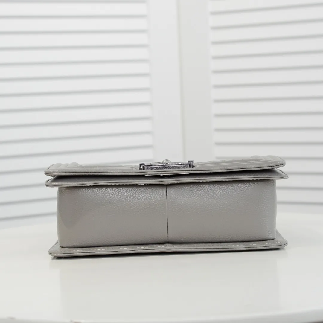 💰460￥ "Full leather inside and out with original hardware" Chanel👑 Using imported first-layer cowhide with lychee pattern [color] [lightning] thickened electroplated hardware accessories🌈The workmanship is comparable to the original order💪The bottom can be pinched and rebounded without trace, absolutely spot-on and real-life, fashionable and durable💪💪High-end quality, no pressure in and out of the drill cabinet💏, size 25*15*8cm Style number: 67086