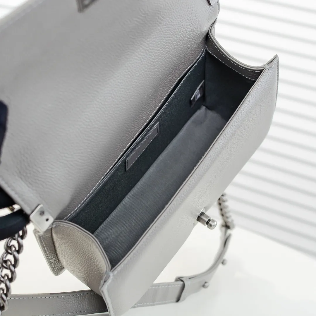 💰460￥ "Full leather inside and out with original hardware" Chanel👑 Using imported first-layer cowhide with lychee pattern [color] [lightning] thickened electroplated hardware accessories🌈The workmanship is comparable to the original order💪The bottom can be pinched and rebounded without trace, absolutely spot-on and real-life, fashionable and durable💪💪High-end quality, no pressure in and out of the drill cabinet💏, size 25*15*8cm Style number: 67086