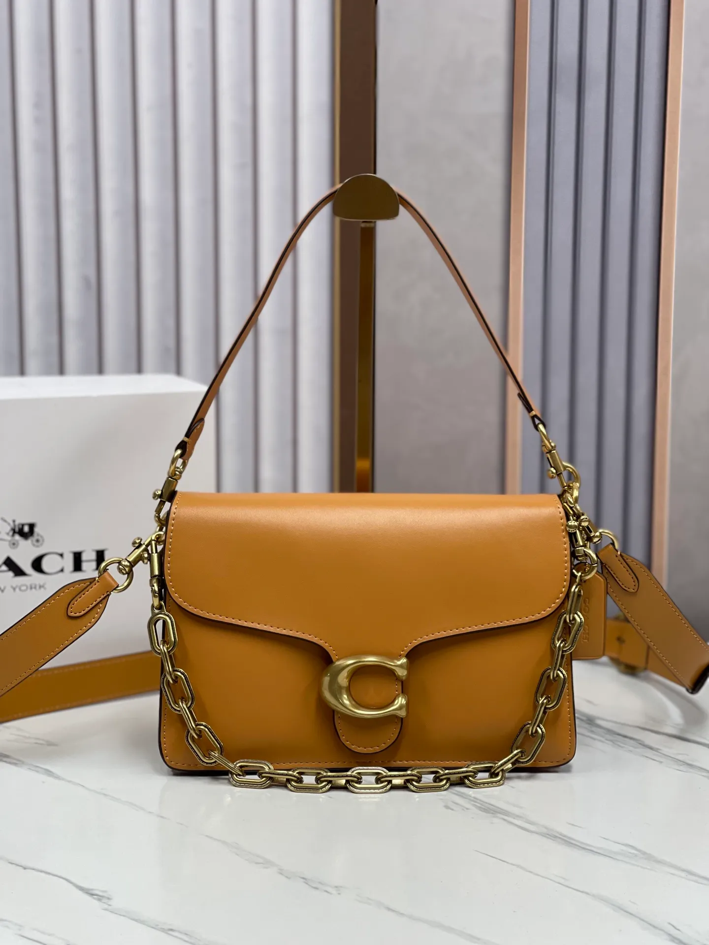 P500💰120 new product chaintabby model CAF5252 added internal compartment cover is soft and casual multi-layered super packaging super practical three shoulder straps and chains can create a variety of styles size 26:16.5*8.5