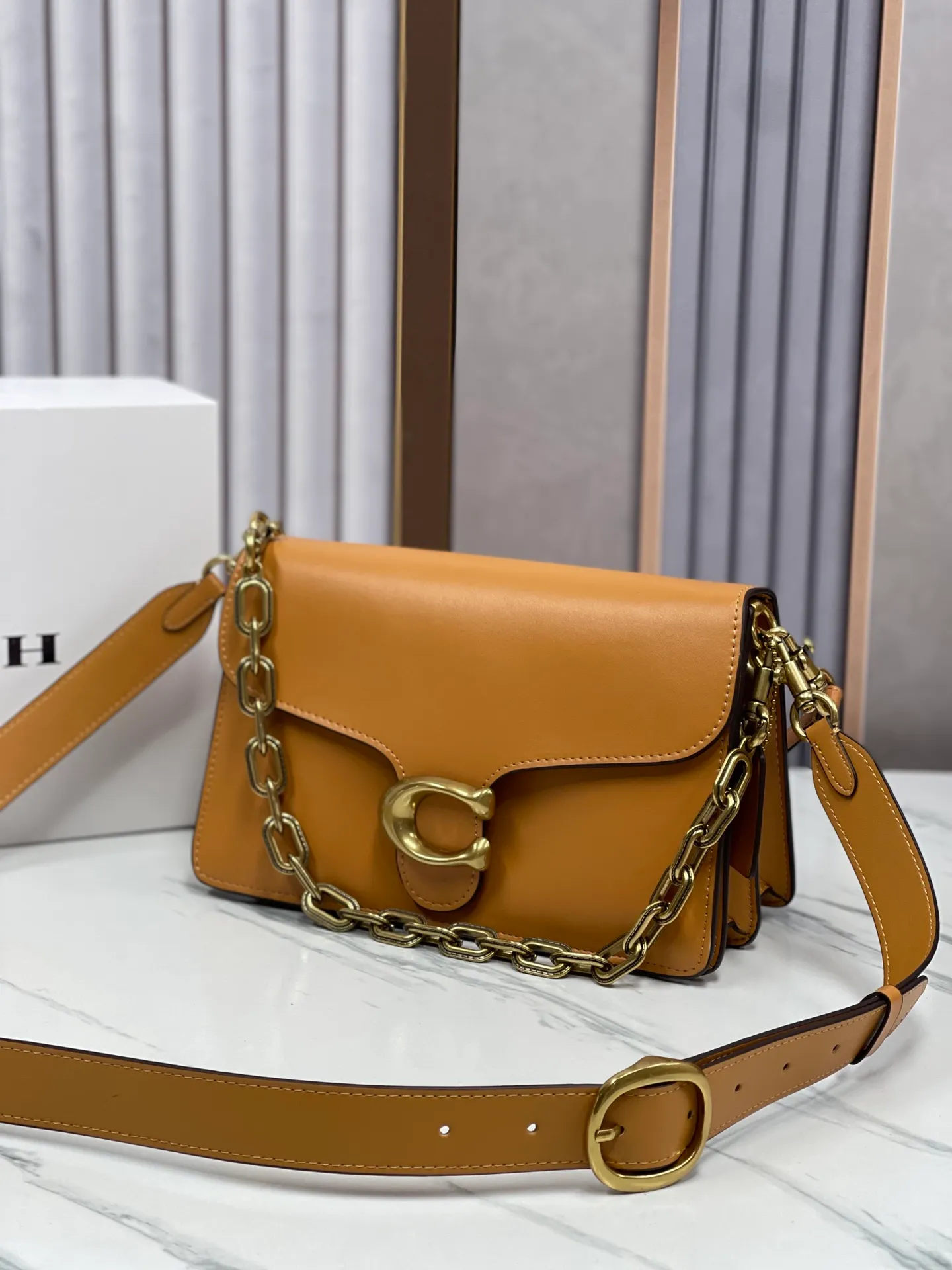 P500💰120 new product chaintabby model CAF5252 added internal compartment cover is soft and casual multi-layered super packaging super practical three shoulder straps and chains can create a variety of styles size 26:16.5*8.5
