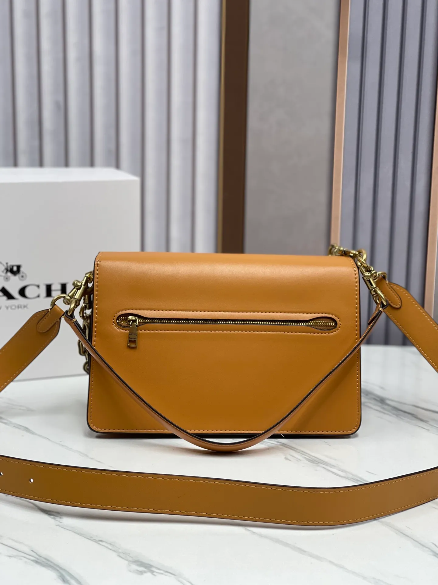 P500💰120 new product chaintabby model CAF5252 added internal compartment cover is soft and casual multi-layered super packaging super practical three shoulder straps and chains can create a variety of styles size 26:16.5*8.5