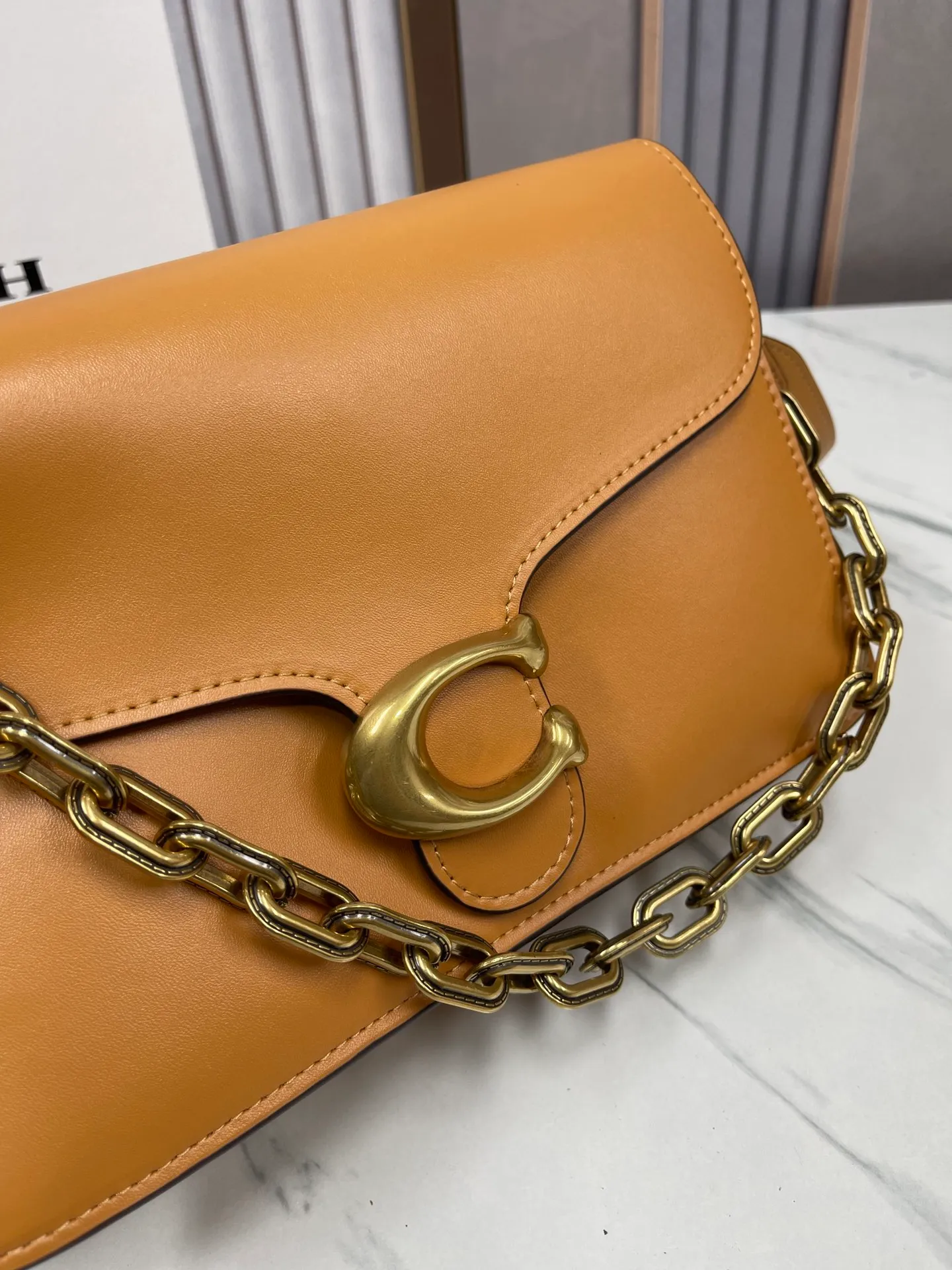 P500💰120 new product chaintabby model CAF5252 added internal compartment cover is soft and casual multi-layered super packaging super practical three shoulder straps and chains can create a variety of styles size 26:16.5*8.5