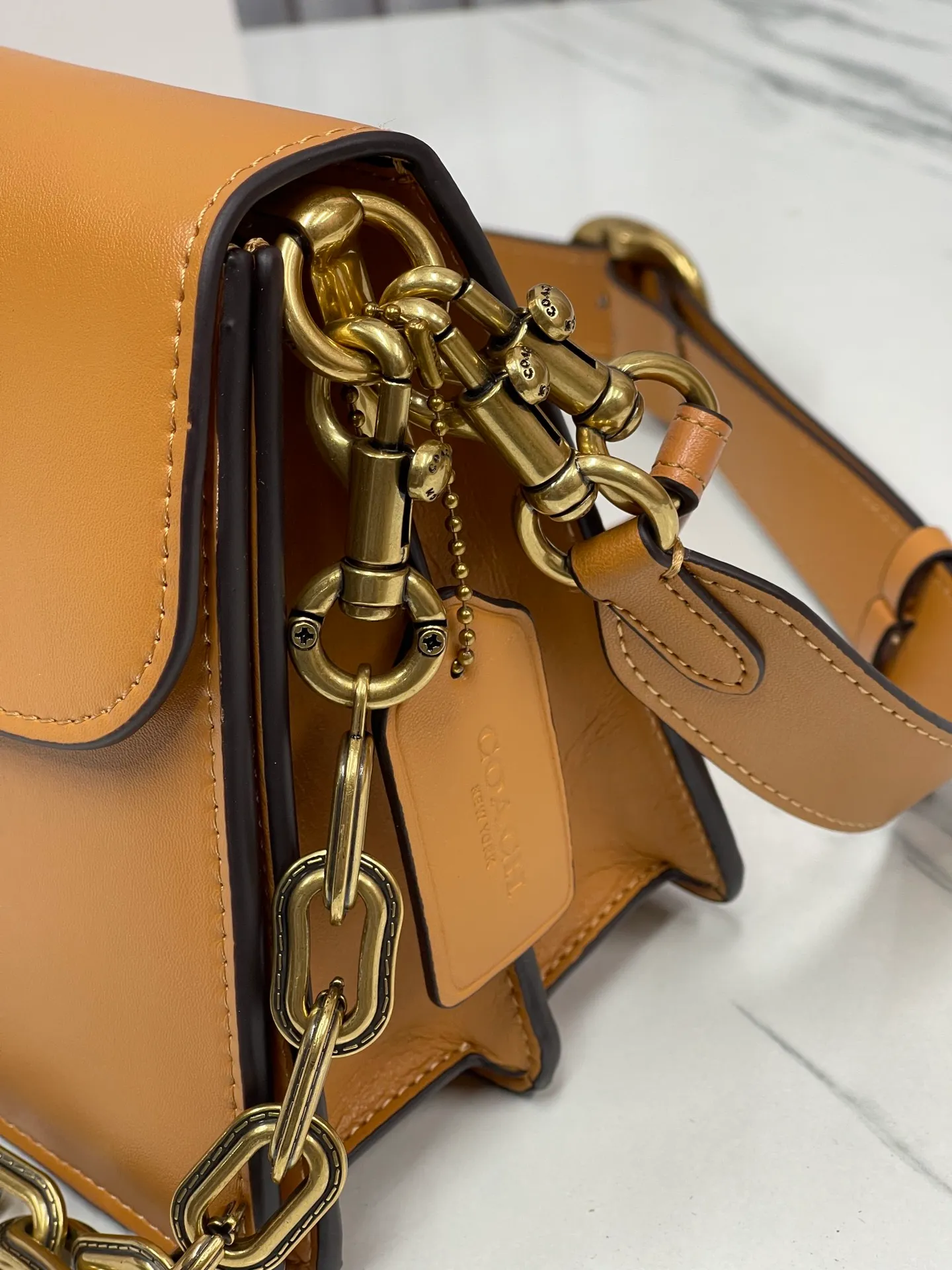 P500💰120 new product chaintabby model CAF5252 added internal compartment cover is soft and casual multi-layered super packaging super practical three shoulder straps and chains can create a variety of styles size 26:16.5*8.5
