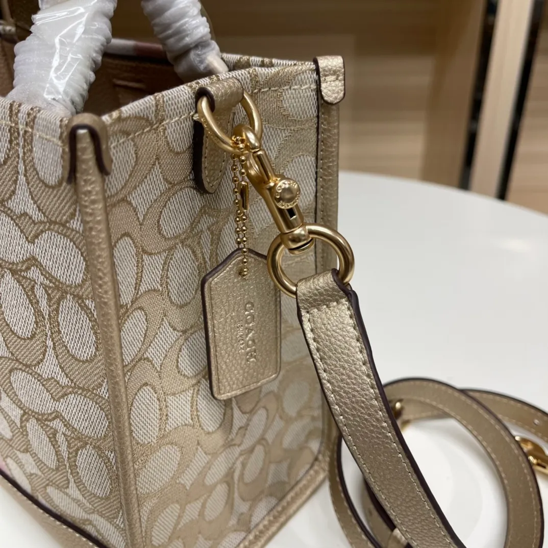 Top original order batch 400💰coach/Coach new color field 22 small portable cross-body shopping bag, fashionable European and American, Mini 22 unique redwood color soothing warm tones a winter color super gentle Dempsey Chambray series no one is unfamiliar with classic style color matching in different seasons Model CG096 size: 22*20*12 cm,