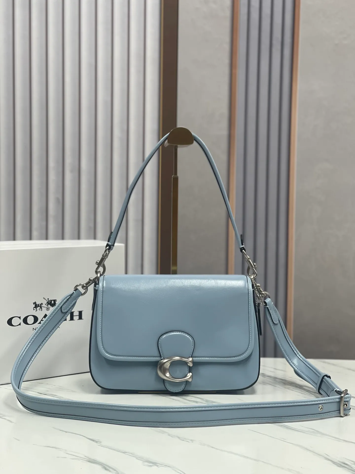 Top original order p480💰coach/Coach new model CR653 new product Soft Tabby So many are my favorite ~ retro style. Oil wax leather has always been the current popular style. This perfectly interprets the French retro romance. It has 2 shoulder straps, both of which can be freely detached. The short shoulder strap can be used as an armpit bag or a handbag. It is very suitable for any style. The built-in capacity is super enough! The key is this color matching, Juejuezi is a versatile classic. Size: 26*15*8.5 cm.