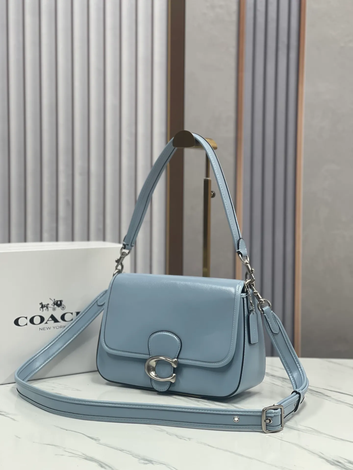Top original order p480💰coach/Coach new model CR653 new product Soft Tabby So many are my favorite ~ retro style. Oil wax leather has always been the current popular style. This perfectly interprets the French retro romance. It has 2 shoulder straps, both of which can be freely detached. The short shoulder strap can be used as an armpit bag or a handbag. It is very suitable for any style. The built-in capacity is super enough! The key is this color matching, Juejuezi is a versatile classic. Size: 26*15*8.5 cm.
