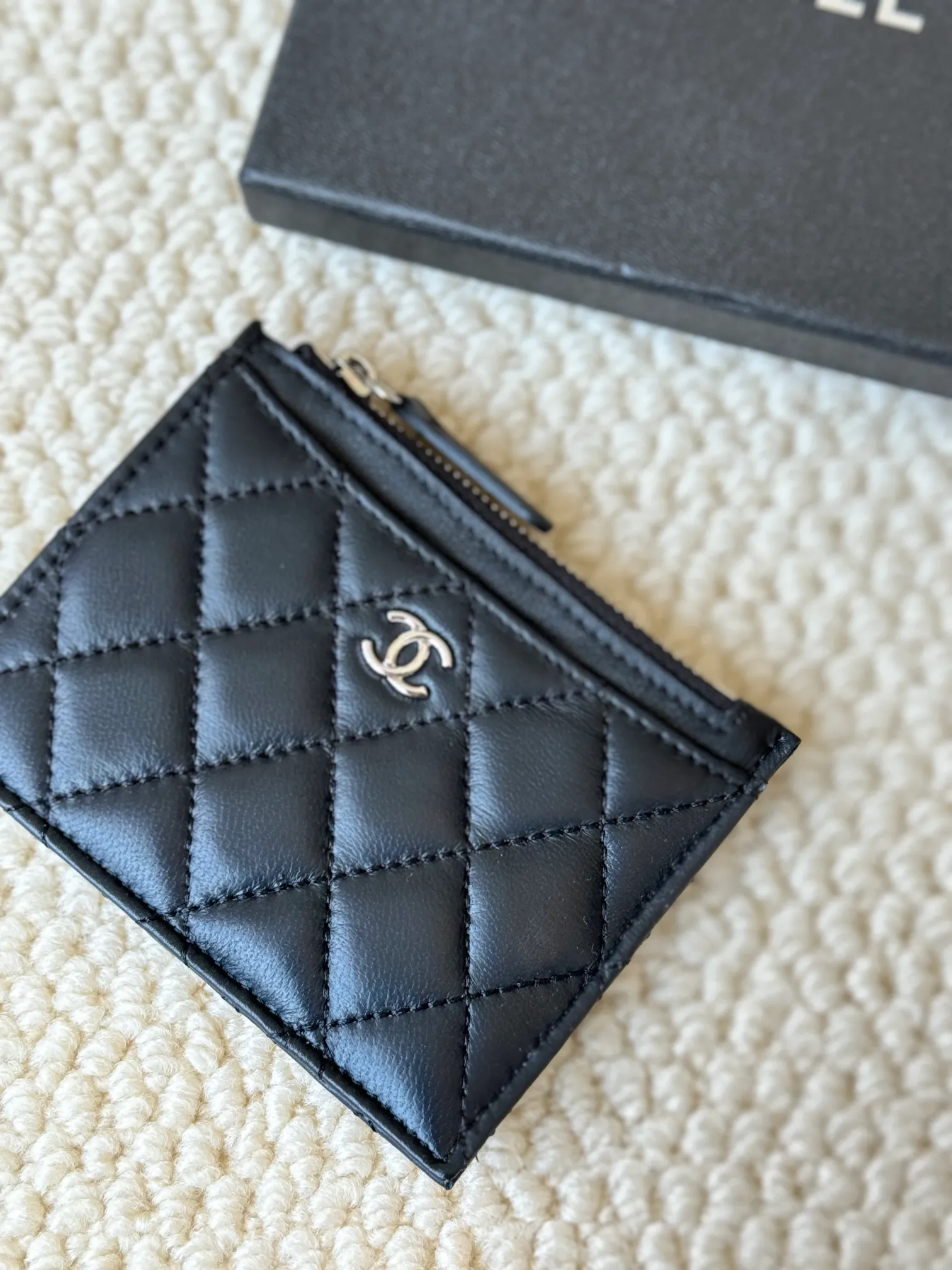 💰120 Chanel single-pull card holder can hold four cards and change, can be held in hand, can be put in the bag, easy to store, small and cute mini card holder, made of cowhide, model number A84105, size: 9x11.5cm​