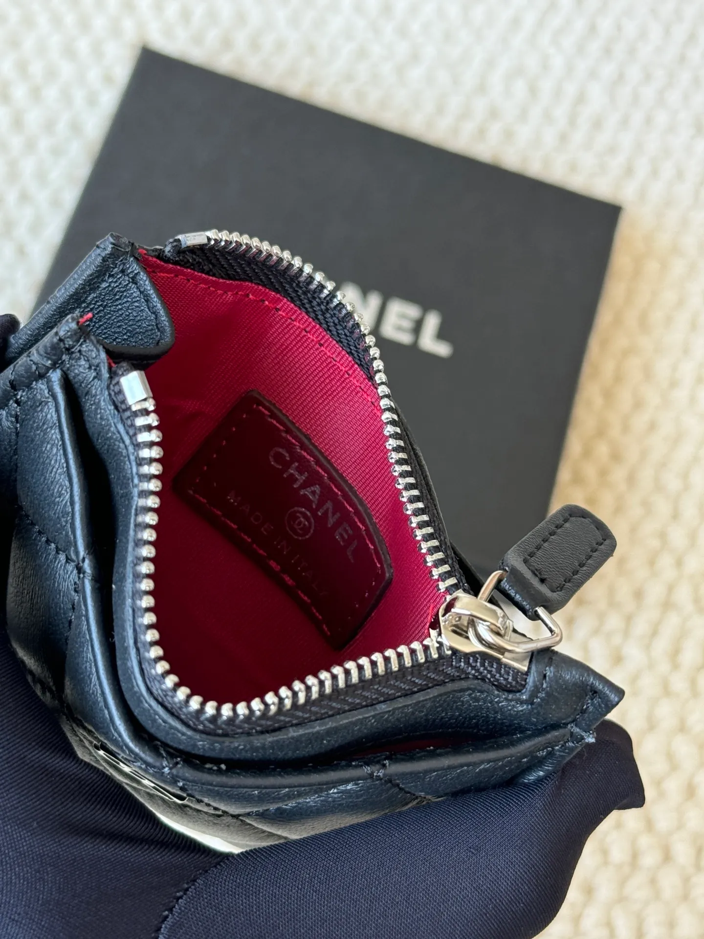 💰120 Chanel single-pull card holder can hold four cards and change, can be held in hand, can be put in the bag, easy to store, small and cute mini card holder, made of cowhide, model number A84105, size: 9x11.5cm​