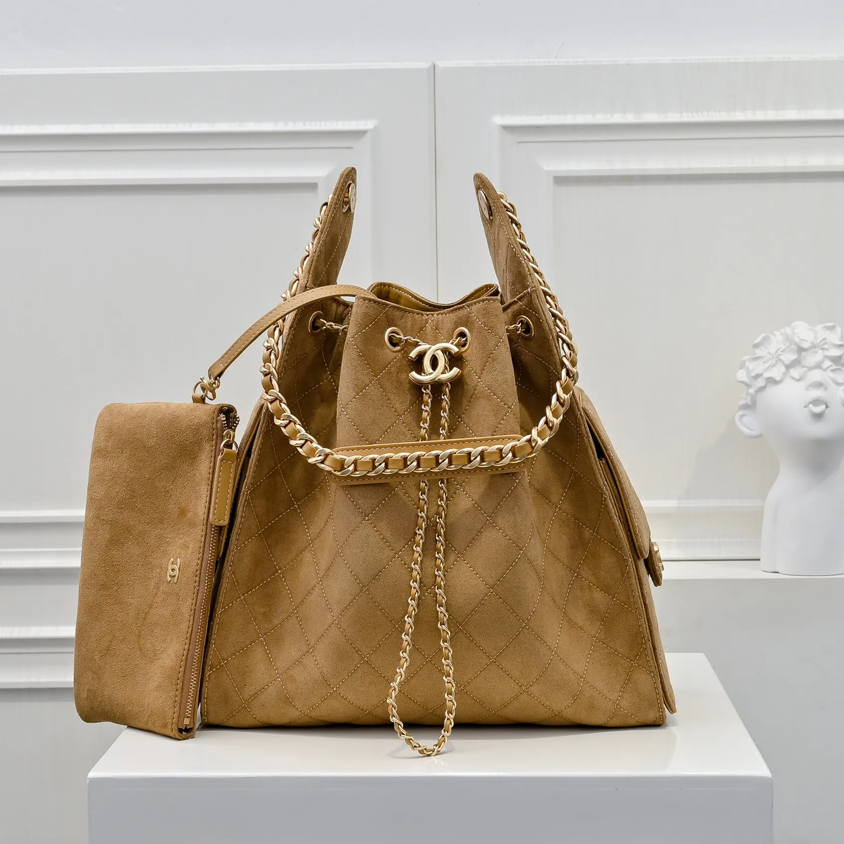 💰620￥Large size upgraded chanel 25c bag king suede cowhide hobo armpit bag hippie armpit bag large retro gold coin button drawstring bucket bag + rhombus pattern + retro black gold classic chain design, full of luxury! A must-have for daily travel, with exquisite appearance and delicate texture, it can be easily worn in both casual and formal occasions. Size: 40x30x15cm Style No.: 7073 Material: Matte cowhide