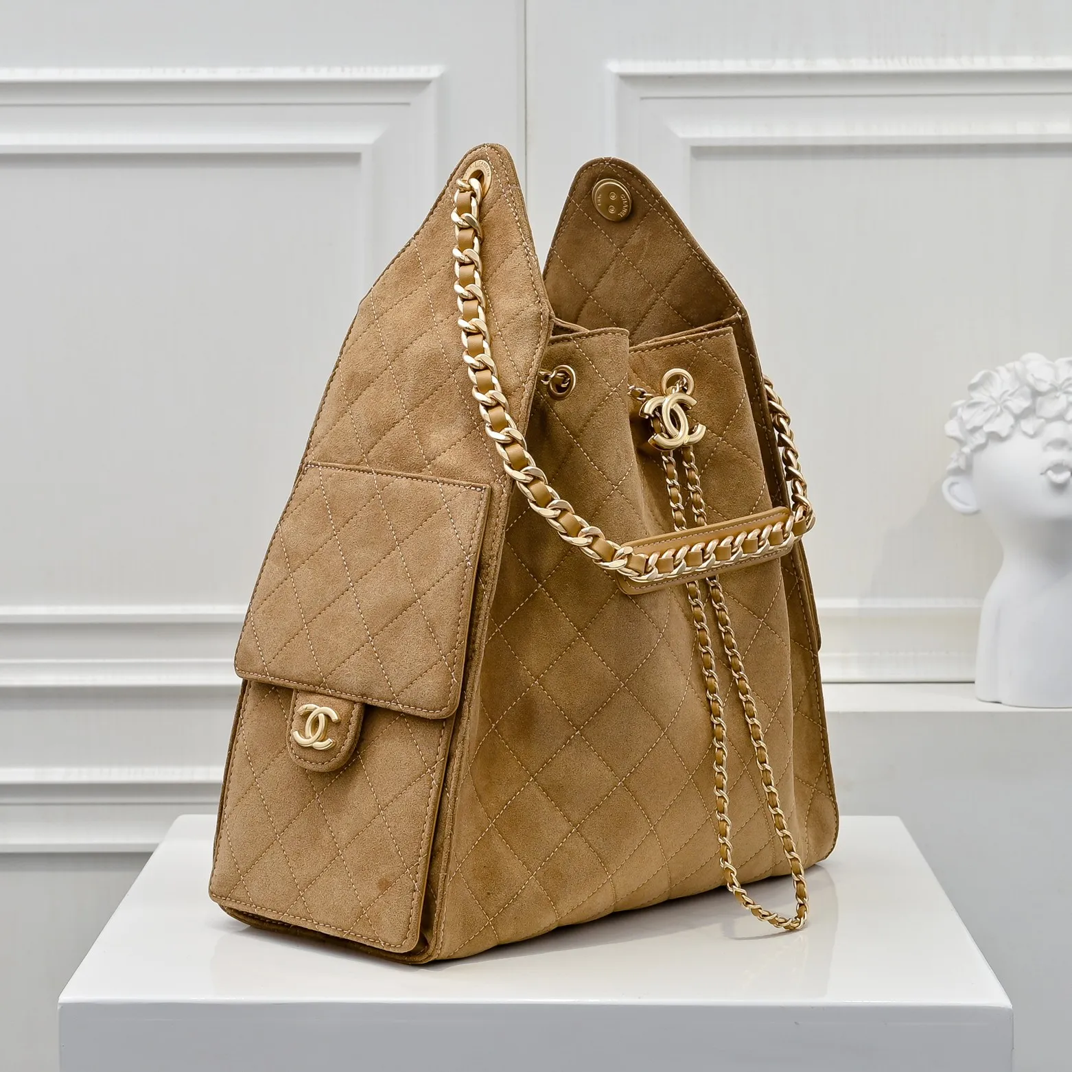 💰620￥Large size upgraded chanel 25c bag king suede cowhide hobo armpit bag hippie armpit bag large retro gold coin button drawstring bucket bag + rhombus pattern + retro black gold classic chain design, full of luxury! A must-have for daily travel, with exquisite appearance and delicate texture, it can be easily worn in both casual and formal occasions. Size: 40x30x15cm Style No.: 7073 Material: Matte cowhide