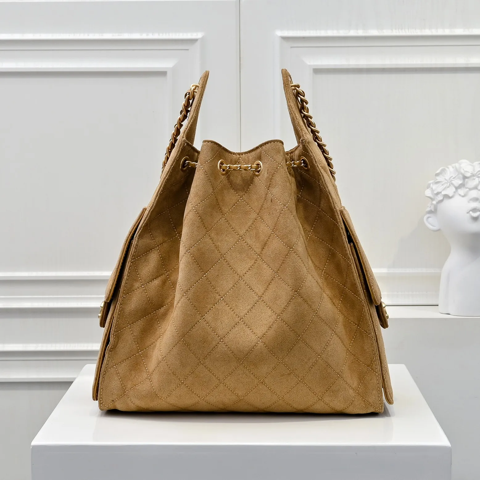💰620￥Large size upgraded chanel 25c bag king suede cowhide hobo armpit bag hippie armpit bag large retro gold coin button drawstring bucket bag + rhombus pattern + retro black gold classic chain design, full of luxury! A must-have for daily travel, with exquisite appearance and delicate texture, it can be easily worn in both casual and formal occasions. Size: 40x30x15cm Style No.: 7073 Material: Matte cowhide