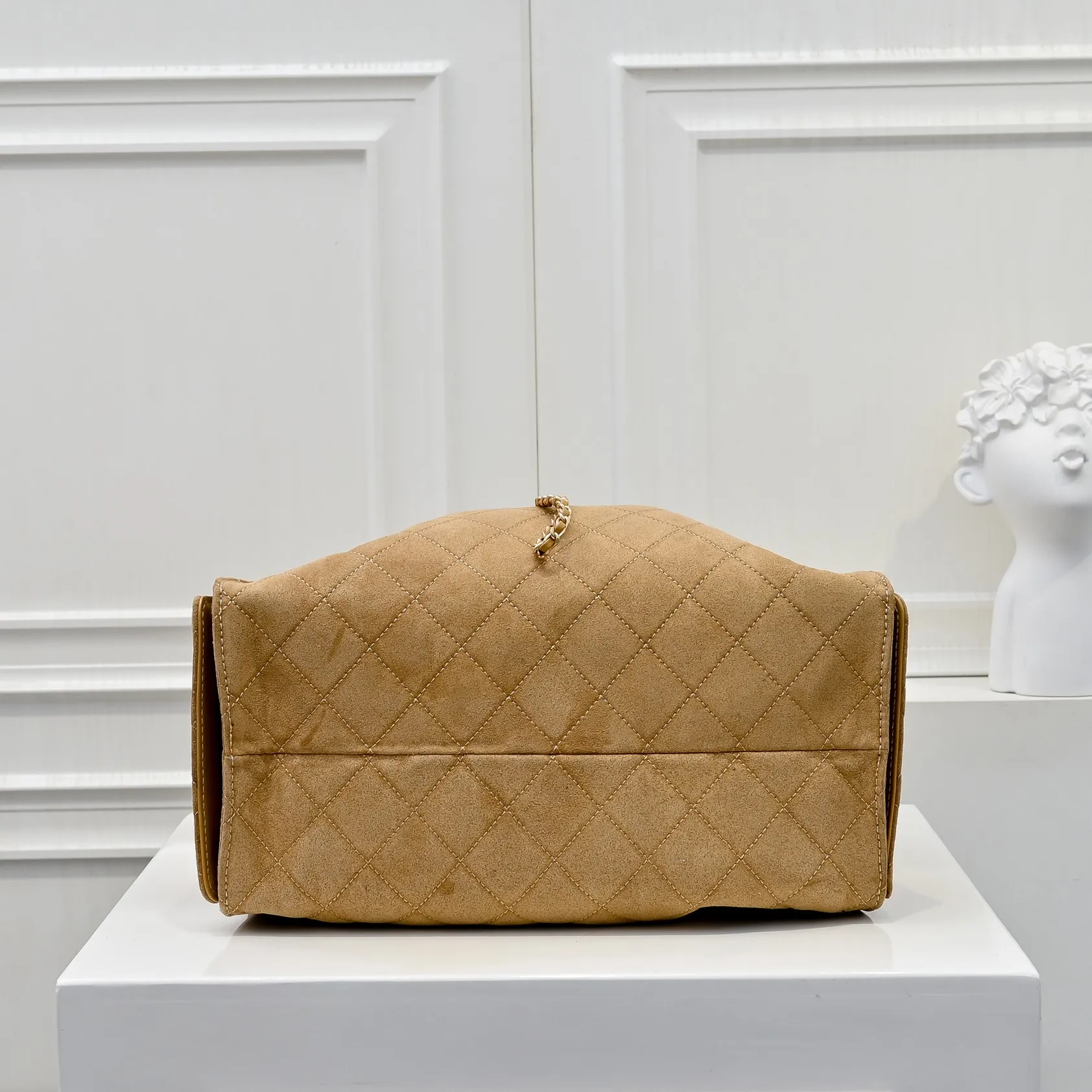 💰620￥Large size upgraded chanel 25c bag king suede cowhide hobo armpit bag hippie armpit bag large retro gold coin button drawstring bucket bag + rhombus pattern + retro black gold classic chain design, full of luxury! A must-have for daily travel, with exquisite appearance and delicate texture, it can be easily worn in both casual and formal occasions. Size: 40x30x15cm Style No.: 7073 Material: Matte cowhide