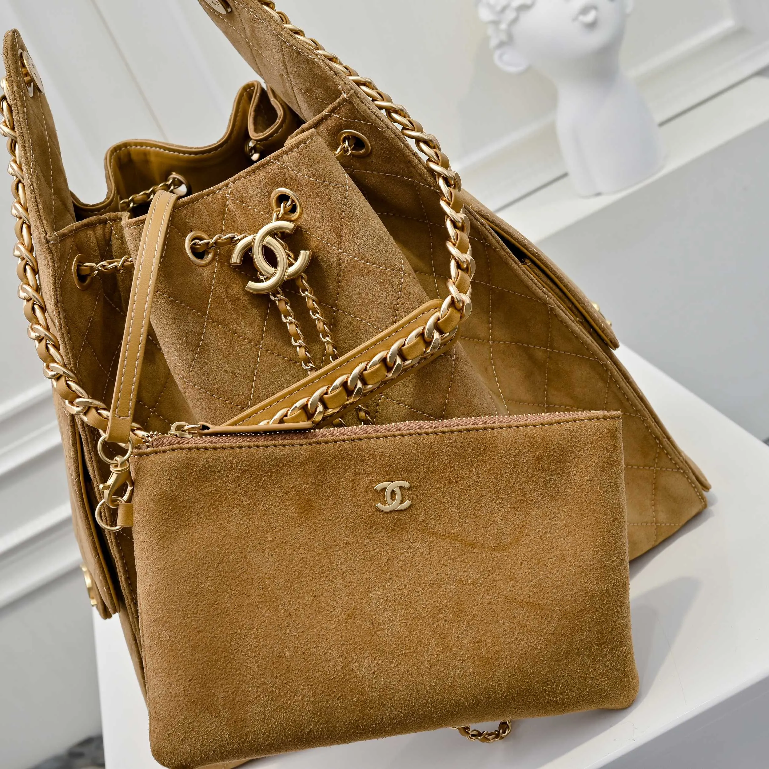 💰620￥Large size upgraded chanel 25c bag king suede cowhide hobo armpit bag hippie armpit bag large retro gold coin button drawstring bucket bag + rhombus pattern + retro black gold classic chain design, full of luxury! A must-have for daily travel, with exquisite appearance and delicate texture, it can be easily worn in both casual and formal occasions. Size: 40x30x15cm Style No.: 7073 Material: Matte cowhide
