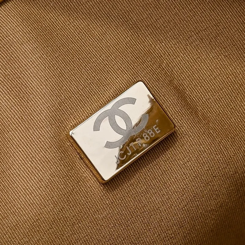 💰620￥Large size upgraded chanel 25c bag king suede cowhide hobo armpit bag hippie armpit bag large retro gold coin button drawstring bucket bag + rhombus pattern + retro black gold classic chain design, full of luxury! A must-have for daily travel, with exquisite appearance and delicate texture, it can be easily worn in both casual and formal occasions. Size: 40x30x15cm Style No.: 7073 Material: Matte cowhide
