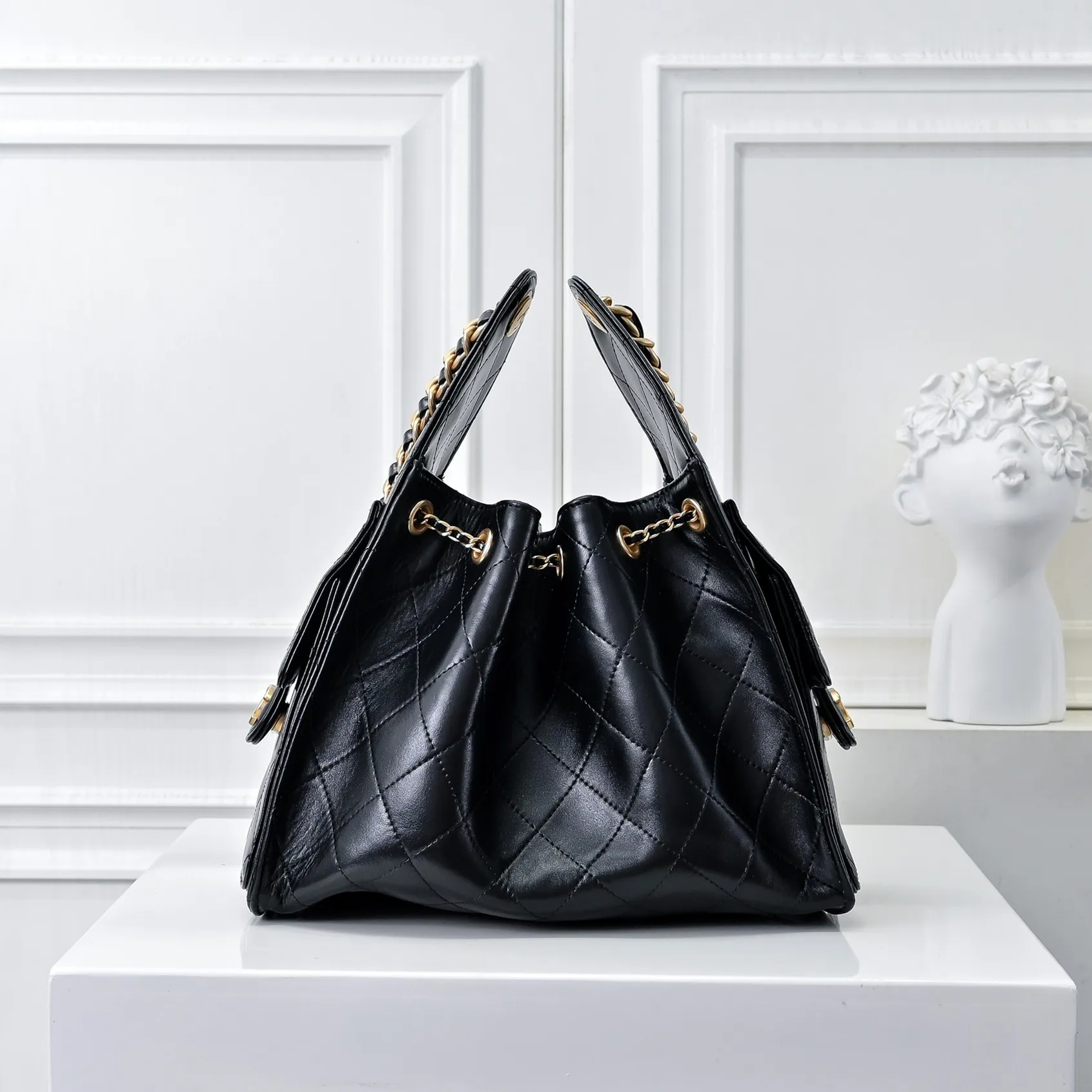 💰500￥Upgraded version of chanel 25c bag king oil wax leather hobo armpit bag hippie armpit bag small retro gold coin button drawstring bucket bag + rhombus pattern + retro black gold classic chain design, full of high-end sense! A must-have for daily travel, with exquisite appearance and delicate texture, it can be easily worn in both casual and formal occasions. Size: 30x26x14cm Style No.: 7071 Material: Oil-waxed cowhide