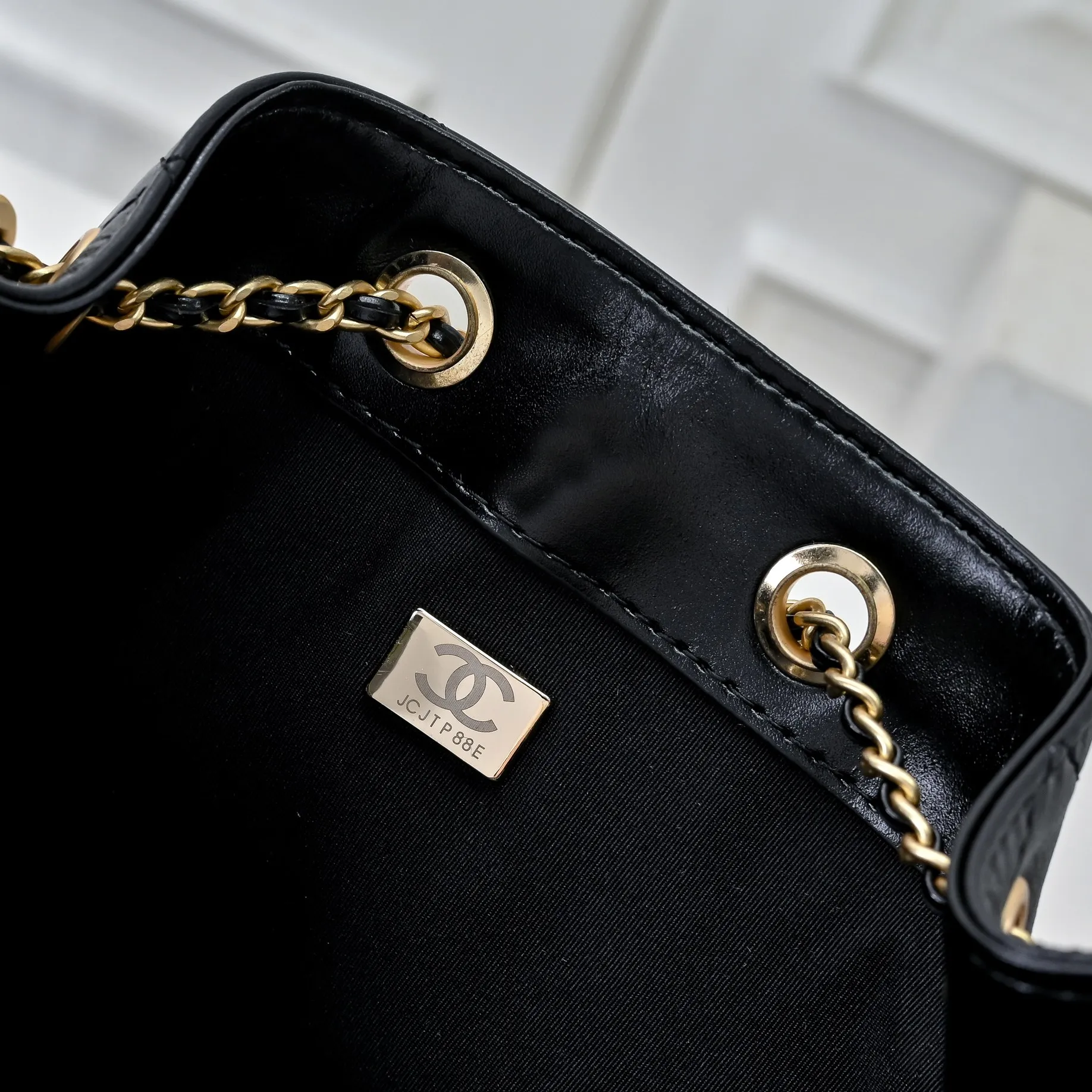 💰500￥Upgraded version of chanel 25c bag king oil wax leather hobo armpit bag hippie armpit bag small retro gold coin button drawstring bucket bag + rhombus pattern + retro black gold classic chain design, full of high-end sense! A must-have for daily travel, with exquisite appearance and delicate texture, it can be easily worn in both casual and formal occasions. Size: 30x26x14cm Style No.: 7071 Material: Oil-waxed cowhide