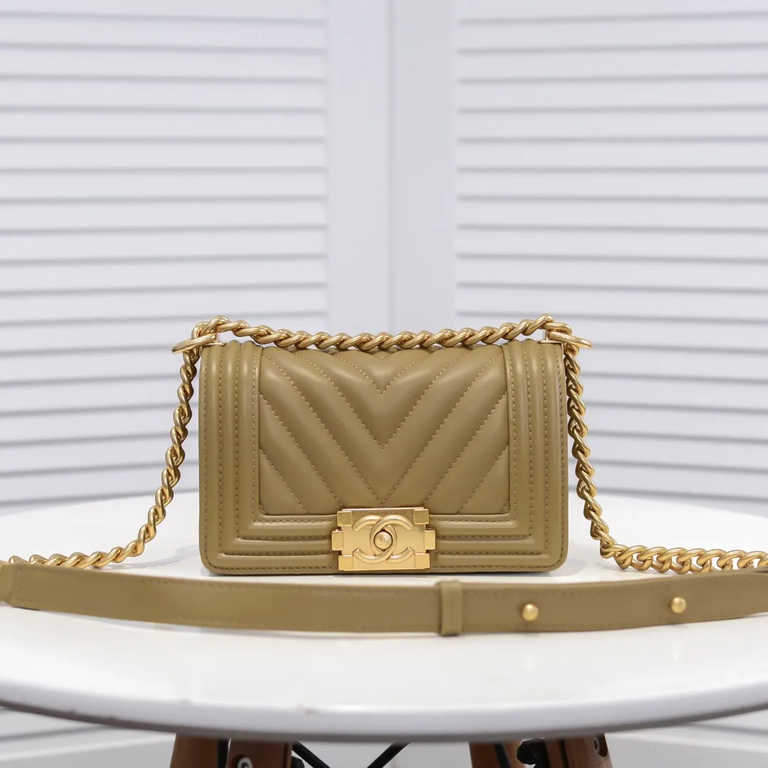 💰400￥ (Full sheepskin with original hardware) [Smile] Chanel Chanel 👑 Lambskin [Lightning] Thickened electroplated hardware accessories 🌈 The workmanship is comparable to the original order 💪 The bottom can be pinched and rebounded without trace, absolutely spot-on and real-life, fashionable and durable 💪💪 High-end quality, no pressure in and out of the drill cabinet 💏, size 20*12*7cm, style number 67085