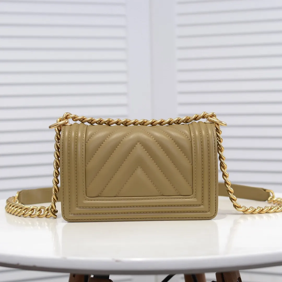 💰400￥ (Full sheepskin with original hardware) [Smile] Chanel Chanel 👑 Lambskin [Lightning] Thickened electroplated hardware accessories 🌈 The workmanship is comparable to the original order 💪 The bottom can be pinched and rebounded without trace, absolutely spot-on and real-life, fashionable and durable 💪💪 High-end quality, no pressure in and out of the drill cabinet 💏, size 20*12*7cm, style number 67085