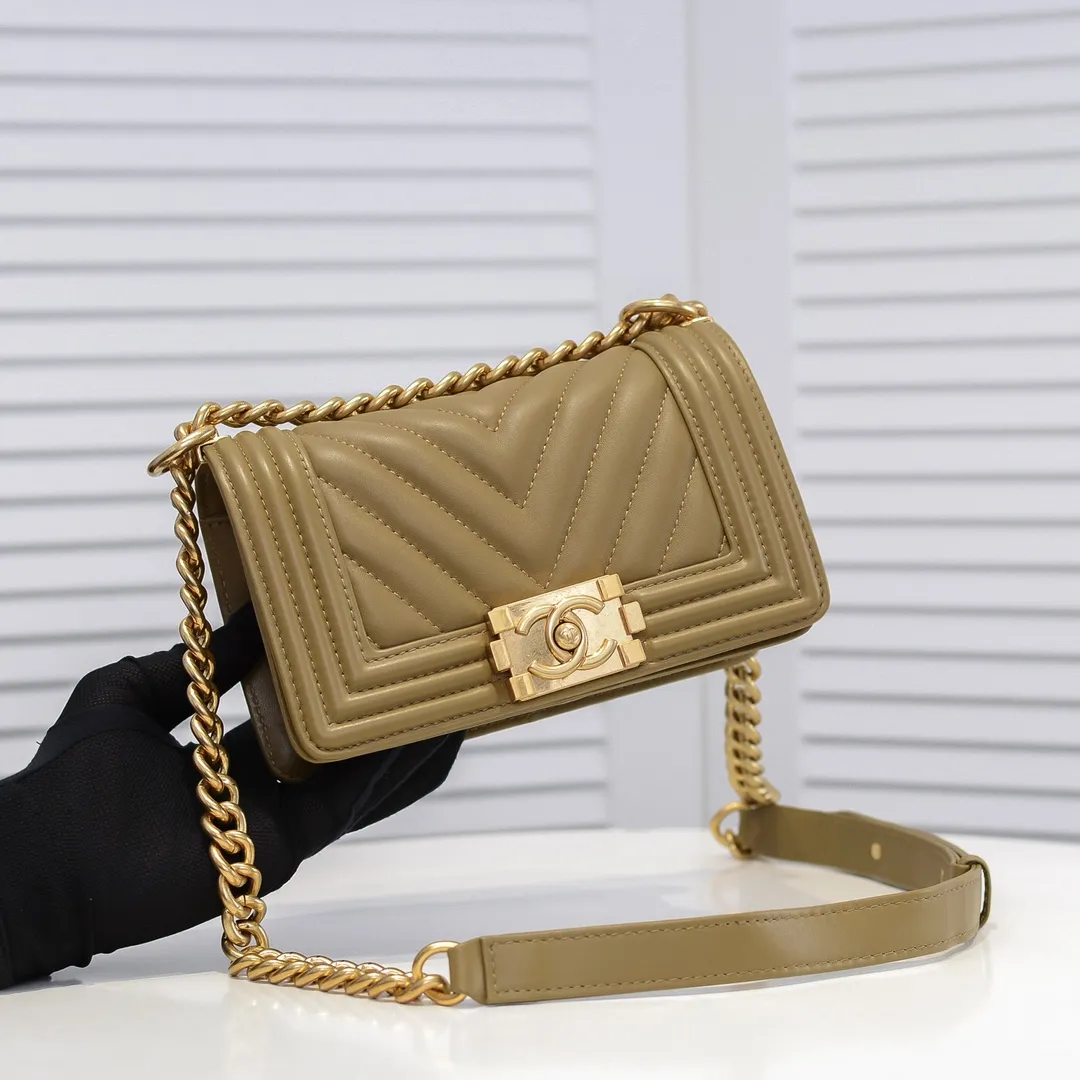 💰400￥ (Full sheepskin with original hardware) [Smile] Chanel Chanel 👑 Lambskin [Lightning] Thickened electroplated hardware accessories 🌈 The workmanship is comparable to the original order 💪 The bottom can be pinched and rebounded without trace, absolutely spot-on and real-life, fashionable and durable 💪💪 High-end quality, no pressure in and out of the drill cabinet 💏, size 20*12*7cm, style number 67085