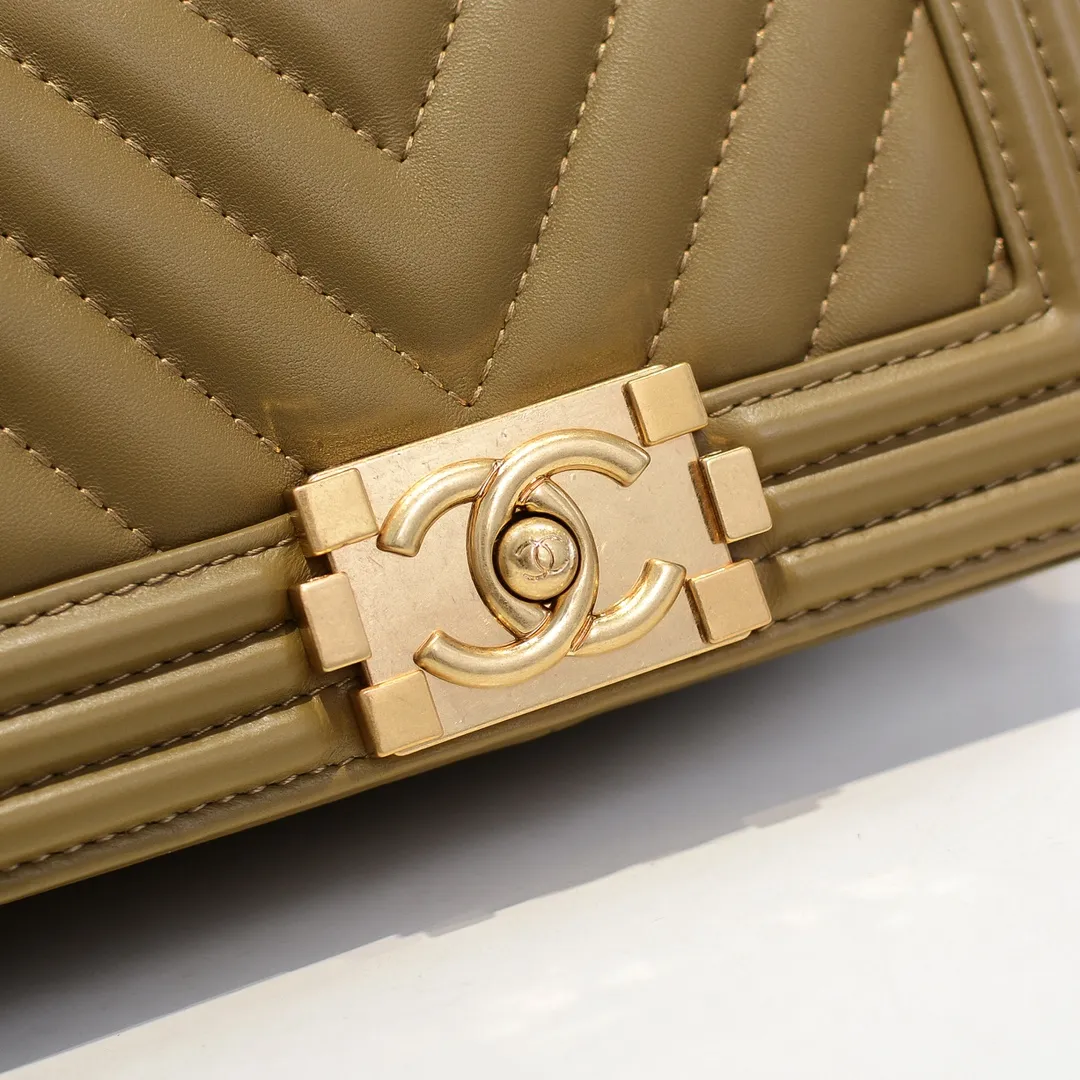 💰400￥ (Full sheepskin with original hardware) [Smile] Chanel Chanel 👑 Lambskin [Lightning] Thickened electroplated hardware accessories 🌈 The workmanship is comparable to the original order 💪 The bottom can be pinched and rebounded without trace, absolutely spot-on and real-life, fashionable and durable 💪💪 High-end quality, no pressure in and out of the drill cabinet 💏, size 20*12*7cm, style number 67085