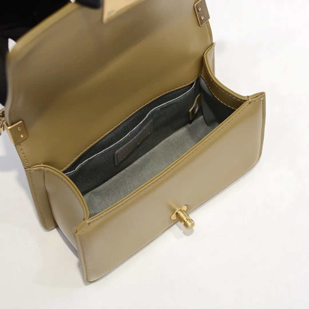 💰400￥ (Full sheepskin with original hardware) [Smile] Chanel Chanel 👑 Lambskin [Lightning] Thickened electroplated hardware accessories 🌈 The workmanship is comparable to the original order 💪 The bottom can be pinched and rebounded without trace, absolutely spot-on and real-life, fashionable and durable 💪💪 High-end quality, no pressure in and out of the drill cabinet 💏, size 20*12*7cm, style number 67085