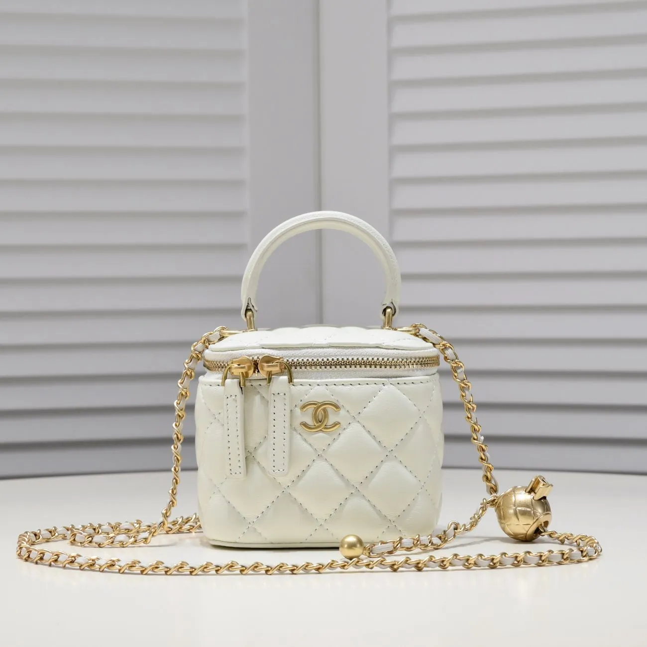 💰340￥Chanel 2021 Autumn and Winter New Product Portable Makeup Small Box Small Storage Box Open it for touch-ups when going out and close it to adjust your styling. It can also be used as a storage box even if it is placed at home. Lipstick, BB cream, foundation, tissues, and everything can be stored. The upper body effect is great and super versatile. Size: 11*8.5*7cm/ Style No.: 8107