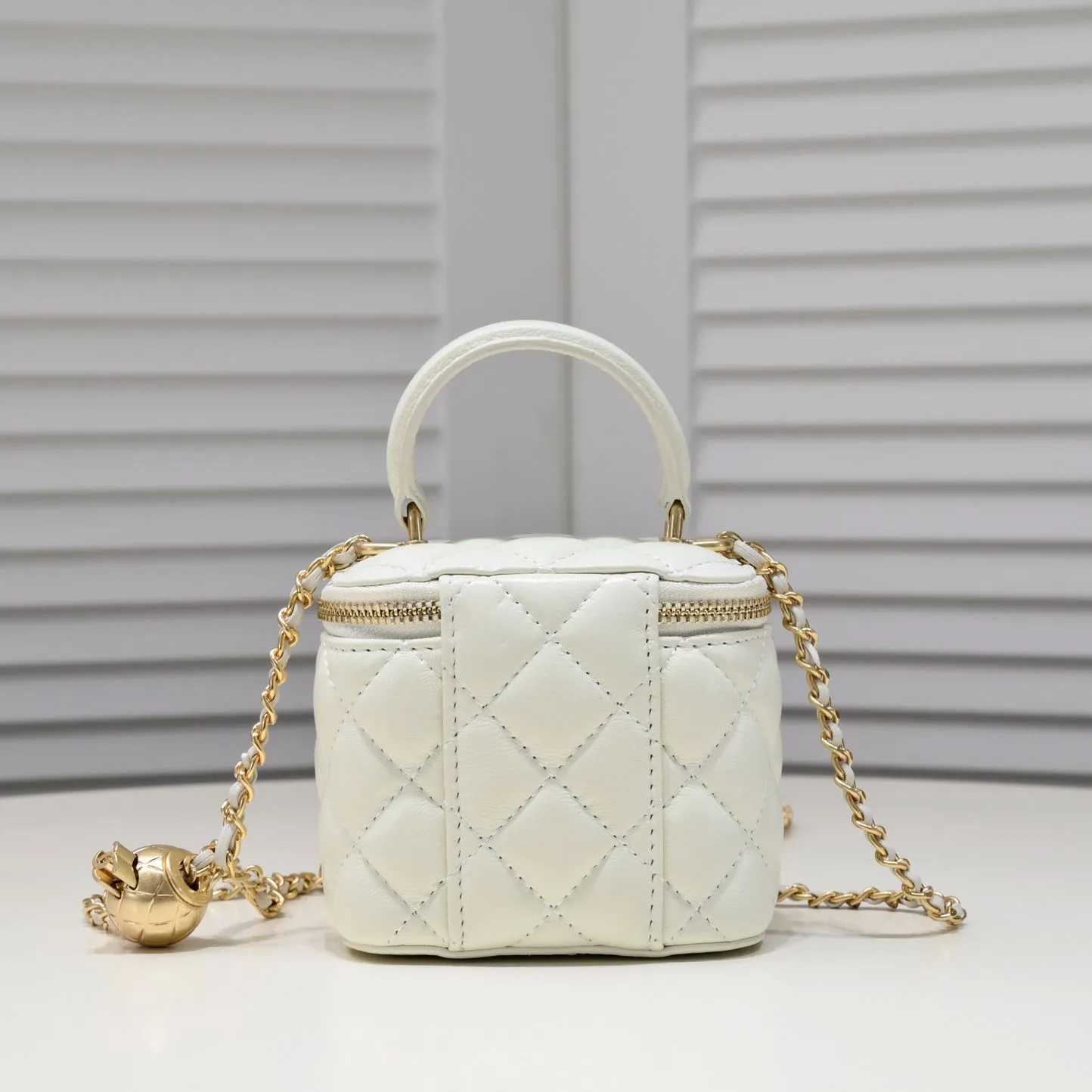 💰340￥Chanel 2021 Autumn and Winter New Product Portable Makeup Small Box Small Storage Box Open it for touch-ups when going out and close it to adjust your styling. It can also be used as a storage box even if it is placed at home. Lipstick, BB cream, foundation, tissues, and everything can be stored. The upper body effect is great and super versatile. Size: 11*8.5*7cm/ Style No.: 8107
