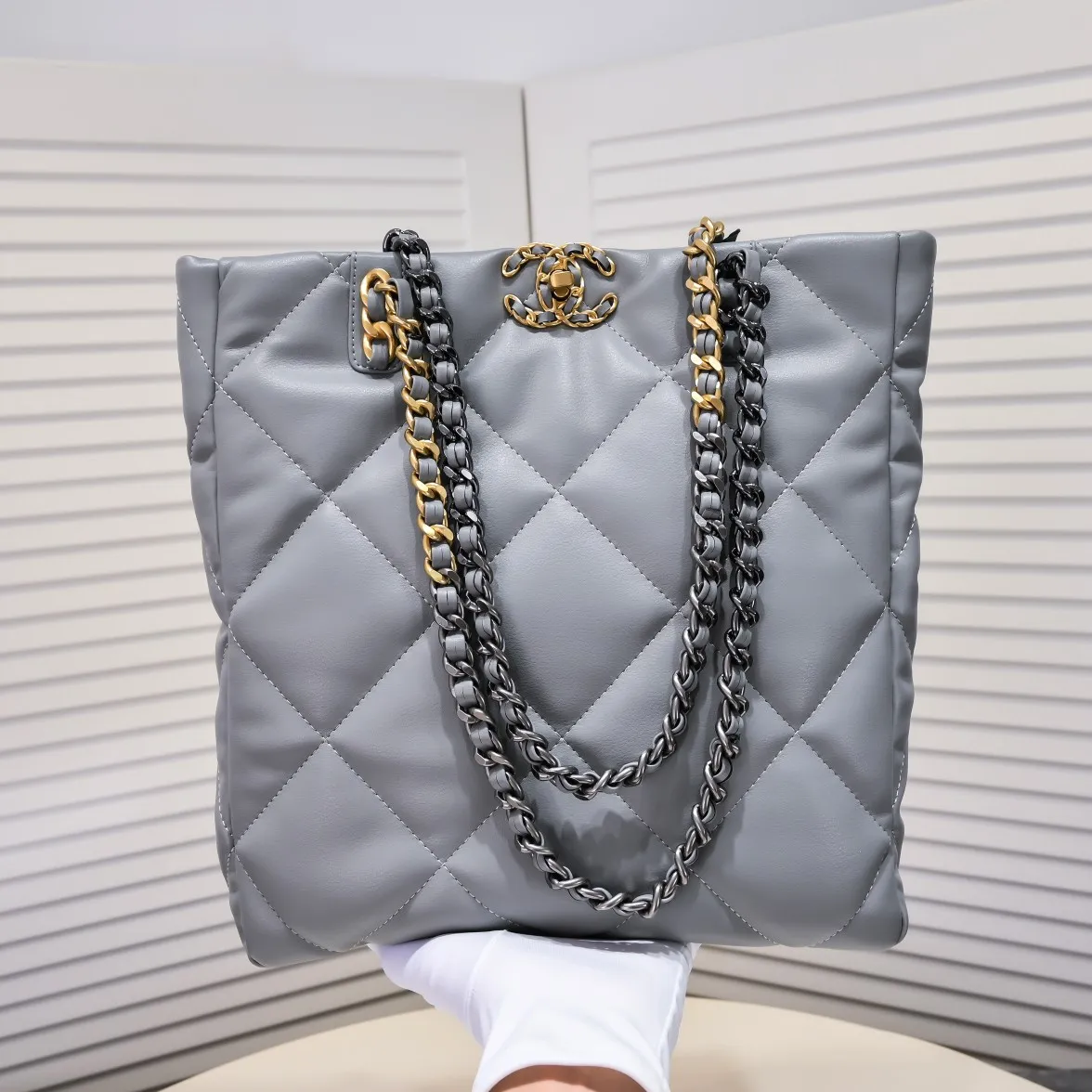 💰480￥Large size AS9088 𝗖𝗛𝗔𝗡𝗘𝗟 𝟮𝟮𝗕 19𝑩𝑨𝑮 𝑻𝒐𝒕𝒆 black gold Italian 🇮🇹 first-grade [GR] lambskin🐑, with a delicate and soft feel, classic diamond pattern design and leather-clad metal chain, gold comes with a sense of luxury, this season's most classic black gold design, gathering all the elements of 19, super exquisite, soft and glutinous. A large bag of fried chicken is practical, deconstructing the classic bag shape, reshaping the trend and fashion, making people shine at a glance, a ten-year-old style. Size: 30*37*10cm
