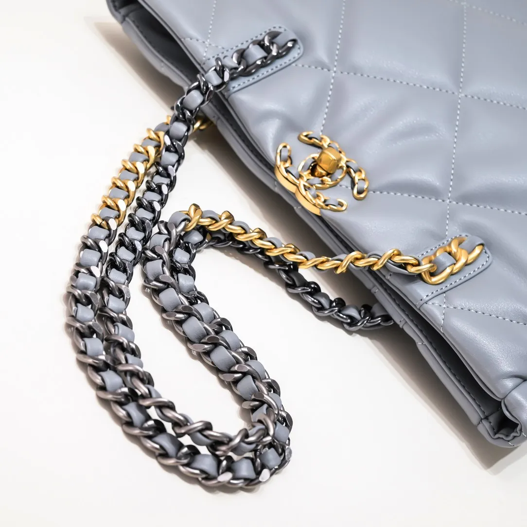 💰480￥Large size AS9088 𝗖𝗛𝗔𝗡𝗘𝗟 𝟮𝟮𝗕 19𝑩𝑨𝑮 𝑻𝒐𝒕𝒆 black gold Italian 🇮🇹 first-grade [GR] lambskin🐑, with a delicate and soft feel, classic diamond pattern design and leather-clad metal chain, gold comes with a sense of luxury, this season's most classic black gold design, gathering all the elements of 19, super exquisite, soft and glutinous. A large bag of fried chicken is practical, deconstructing the classic bag shape, reshaping the trend and fashion, making people shine at a glance, a ten-year-old style. Size: 30*37*10cm