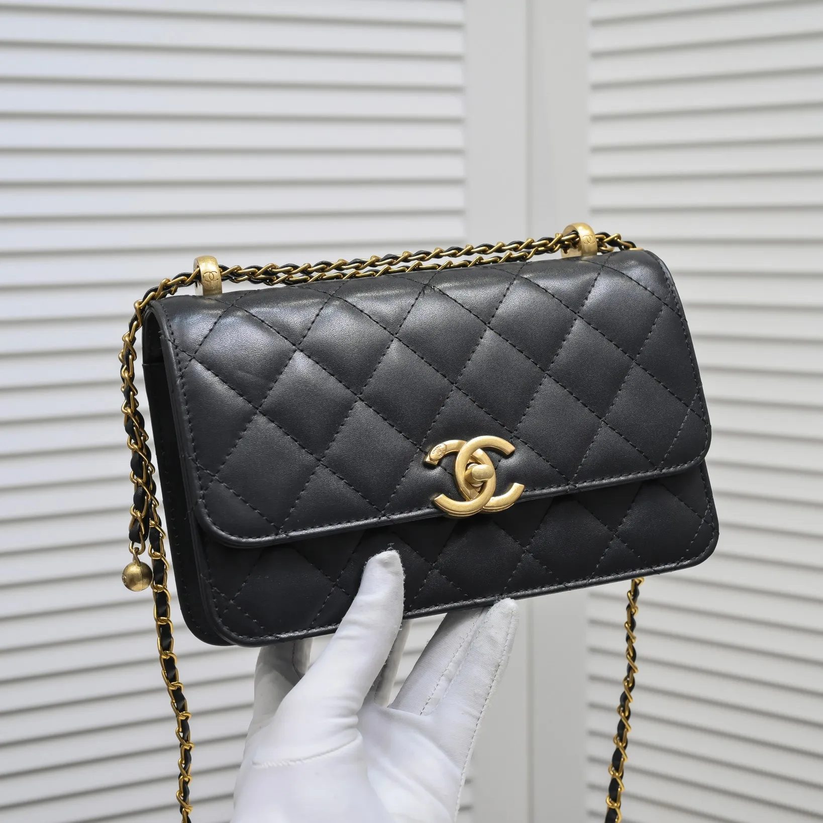 💰380￥Large size😍2021 fragrance⁠⁠⁠⁢Nai‍er‍New⁡Small Double Gold Ball‍‍⁢Can be adjusted⁢⁢⁢ Previously we queued up to see the ⁠⁢⁠中⁡⁡⁡‍⁡⁢‍season⁢⁠festival⁡turn⁠body⁢‍⁢cute⁢sa notice⁡‍⁢I⁠the most‍⁡hottest⁠⁠⁡door ⁠The ⁢⁢double ⁢⁠‍⁡Gold ⁢ball‍⁡Pull ⁠⁠rope mini model ⁢⁡come‍⁠that⁠‍dry⁠‍crisp‍⁠⁢⁢⁠Write a comparison ⁡⁢⁢🌟foot‍inch: the two are almost ⁡‍⁠the same⁠ They are all super ‍⁢real ⁢⁠‍ using ‍⁡foot⁢⁠⁢inch! It can be used to store mobile phones, keys, card bags, air mattresses, etc. ~ Super practical! The double gold ball mini is a little thicker, but the actual capacity is poor. Not much. Leather quality: both are made from cow leather, which is durable. Fuck ⁢⁡ but ⁡⁢⁡⁢ it doesn’t feel exactly the same ⁢⁢⁠, the ⁠⁢ former ⁠⁡ cat buttonhole season ⁠ ‍⁡ style ⁢ is ⁡⁡⁢ plus ⁢⁡⁢ soft (which is ⁢ my ⁢⁠ quality⁠ ‍) more casual, casual~ I‍⁠I have always felt that Chanel should be like this⁠‍⁡⁢lazy⁠⁠⁠lazy⁠‍⁠‍ ⁠The double gold ball is harder and stiffer, the leather ⁢⁡⁢⁢quality‍⁢ is also ⁢brighter‍‍⁠face⁡⁡a little ⁢⁢‍⁡, and the side ⁠⁢‍⁡⁢more⁡⁢like Leboy’s ⁢⁢⁡feeling⁢~ Four ⁠⁠square, because ⁢⁢⁢this ⁡⁠⁡⁡ is stronger than ⁢‍‍⁢⁢hard⁡⁠⁡so it makes ⁡ more seasonal The style is thicker ⁡Update⁠⁠‍Happy⁠⁠⁡Happy⁠⁡seasonal⁠‍ soft ⁢⁠cow⁡⁠‍⁡leather🌟chain‍: double ⁠⁠⁠gold⁢⁠⁠ball‍ It's a little thinner, maybe it's more convenient, you can change the length freely! Size: 23×14×8cm Style number: 2649