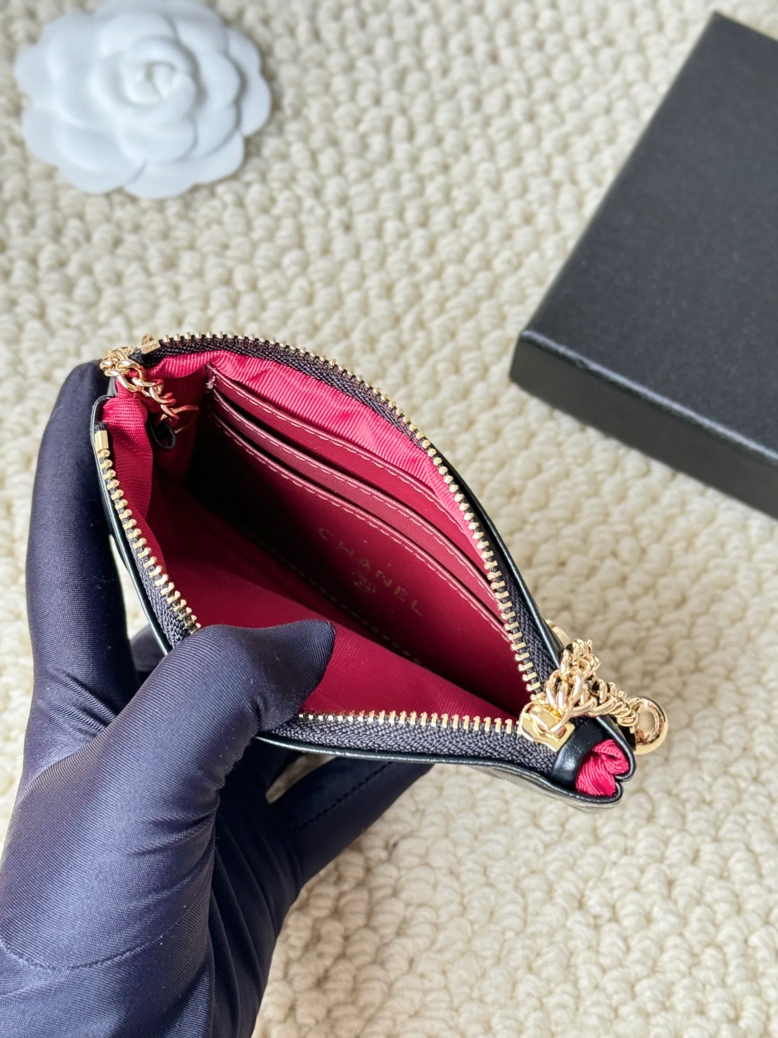 💰130 chanel camellia pendant coin purse💦 Style number: A50168 Classic small carry-on bag, one of the most practical bags in the era of mobile payment, cards, change, key and lipstick in one package, cute, practical and connotative, nice card holder, key bag, coin purse, lipstick bag Reference size: 9.5×15×0.5cm