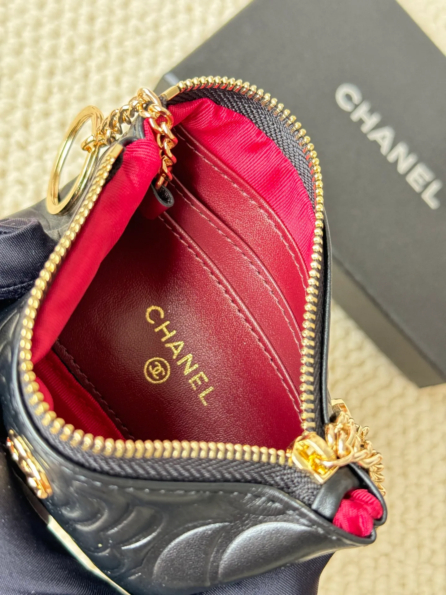 💰130 chanel camellia pendant coin purse💦 Style number: A50168 Classic small carry-on bag, one of the most practical bags in the era of mobile payment, cards, change, key and lipstick in one package, cute, practical and connotative, nice card holder, key bag, coin purse, lipstick bag Reference size: 9.5×15×0.5cm