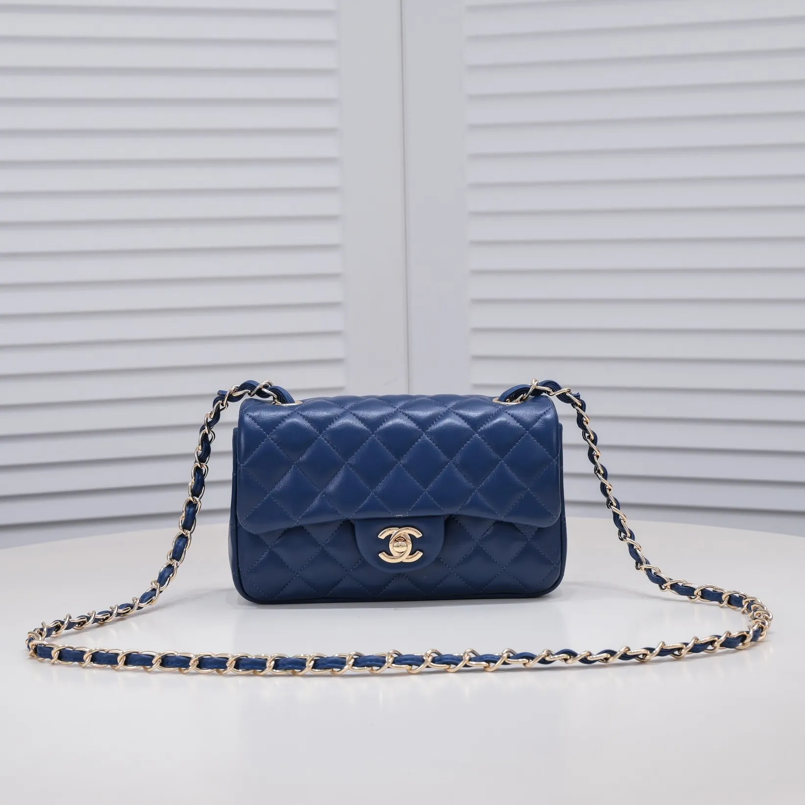 💰320￥Dark blue CF versatile lambskin🌹 Chanel💃🏻‼ ️Eternal classic style [shy] noble temperament💃🏻favorite of celebrities🌟soft leather and high-end👍counter hardware exquisite workmanship to reject flaws [strong] both dazzling and feminine 😝[strong] luxurious and durable🌟Size: 20*14*7cm Style number: 1116
