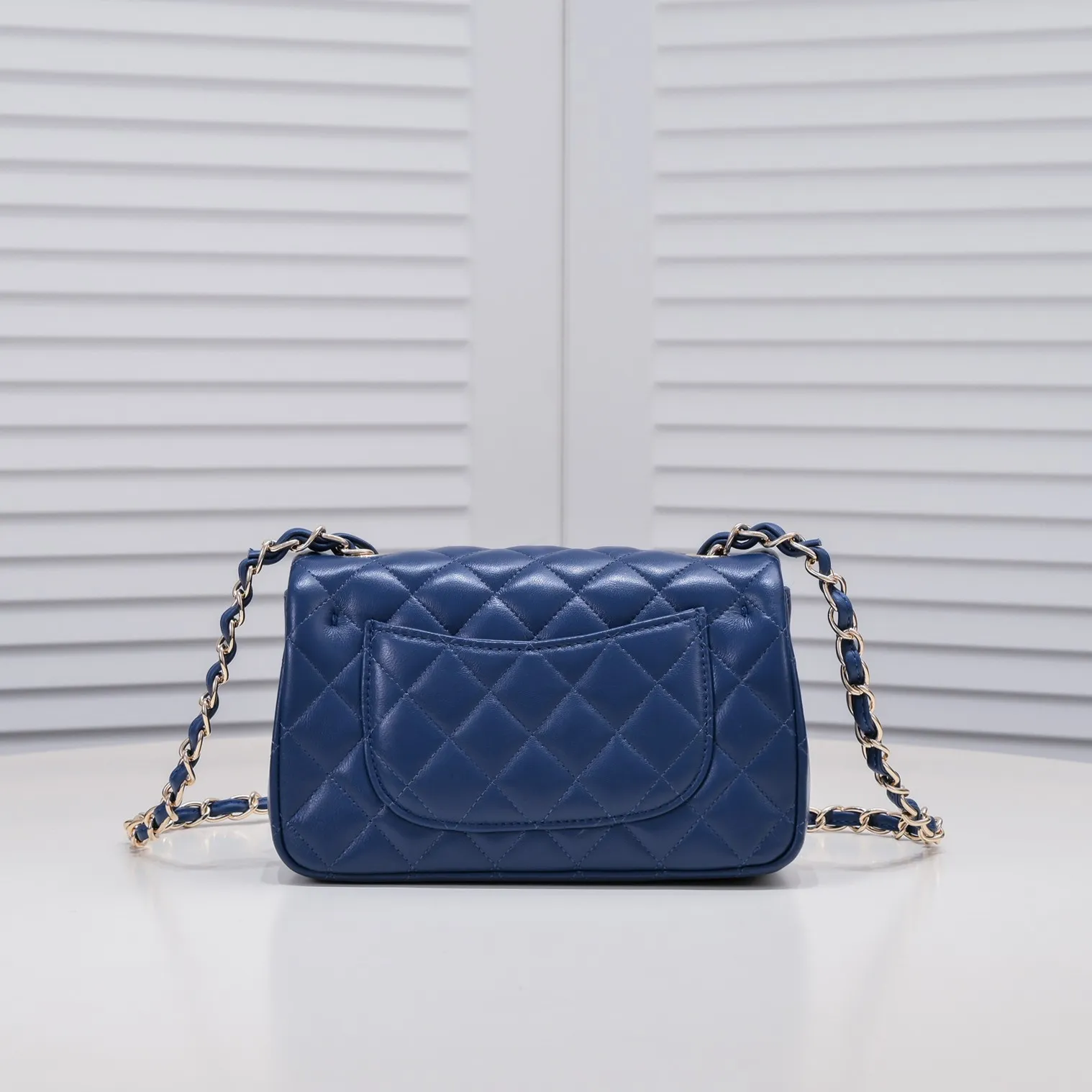 💰320￥Dark blue CF versatile lambskin🌹 Chanel💃🏻‼ ️Eternal classic style [shy] noble temperament💃🏻favorite of celebrities🌟soft leather and high-end👍counter hardware exquisite workmanship to reject flaws [strong] both dazzling and feminine 😝[strong] luxurious and durable🌟Size: 20*14*7cm Style number: 1116