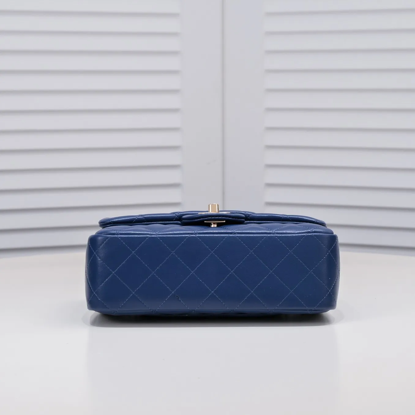 💰320￥Dark blue CF versatile lambskin🌹 Chanel💃🏻‼ ️Eternal classic style [shy] noble temperament💃🏻favorite of celebrities🌟soft leather and high-end👍counter hardware exquisite workmanship to reject flaws [strong] both dazzling and feminine 😝[strong] luxurious and durable🌟Size: 20*14*7cm Style number: 1116