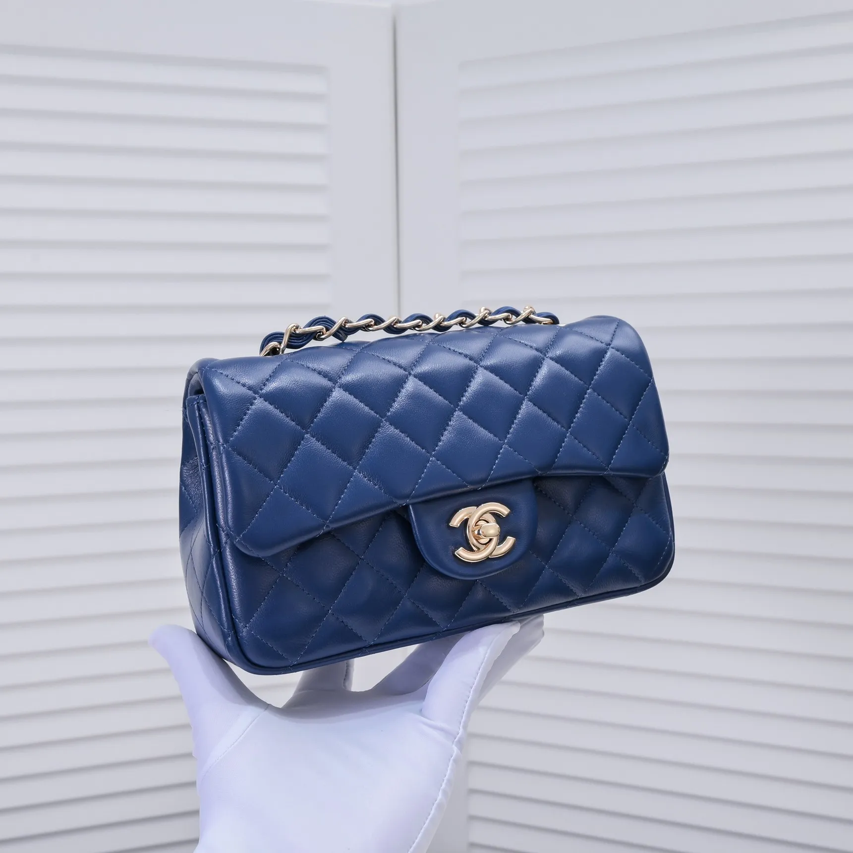 💰320￥Dark blue CF versatile lambskin🌹 Chanel💃🏻‼ ️Eternal classic style [shy] noble temperament💃🏻favorite of celebrities🌟soft leather and high-end👍counter hardware exquisite workmanship to reject flaws [strong] both dazzling and feminine 😝[strong] luxurious and durable🌟Size: 20*14*7cm Style number: 1116